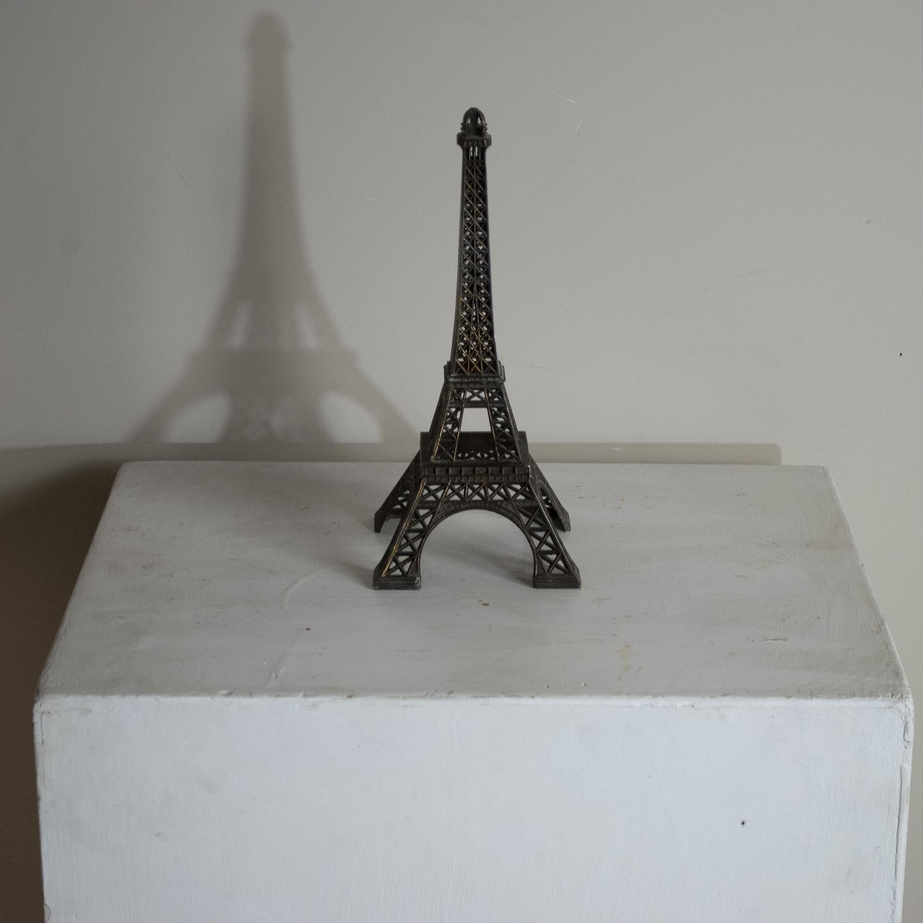 Origineller Dekorationsgegenstand mit der Darstellung des Eiffelturms, Messingschmelzung, Herstellung in den 1960er Jahren.