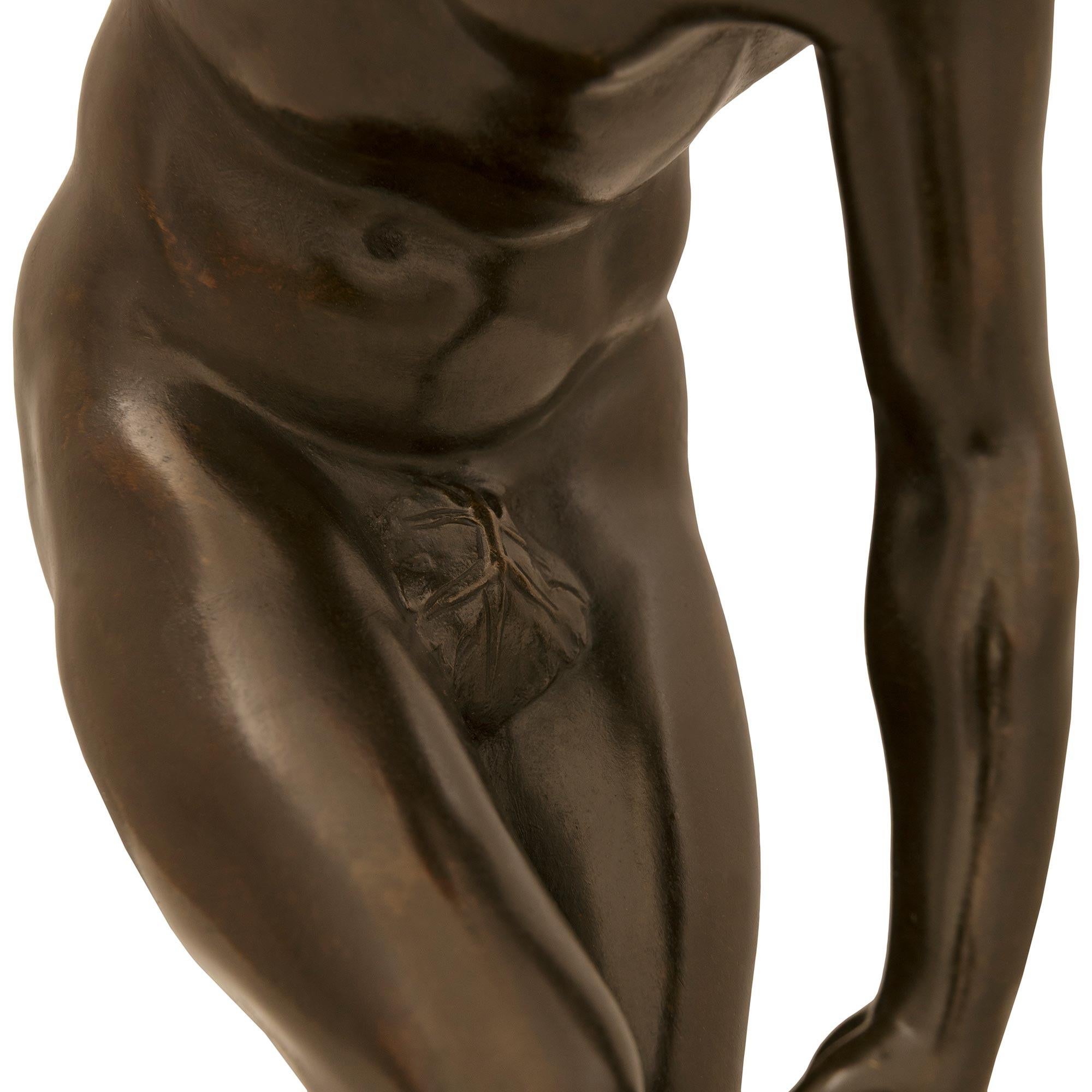 Tour Period patinated Bronze statue of The Discus Thrower, modeled after Myron In Good Condition For Sale In West Palm Beach, FL
