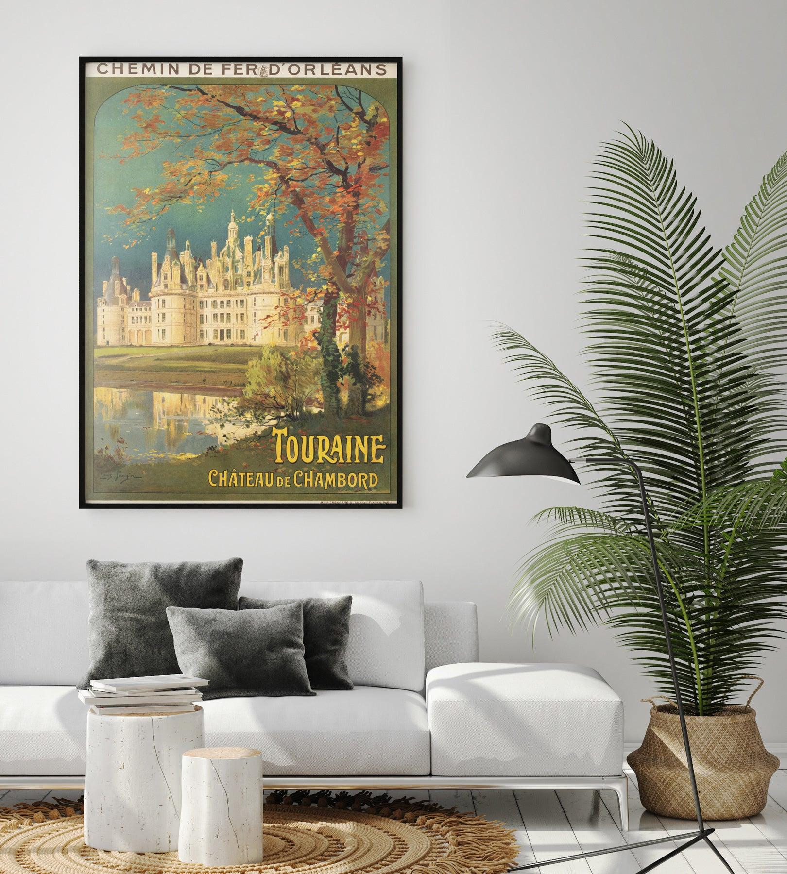 Cette affiche de voyage française d'époque, intitulée Touraine - Château de Chambord, a été créée vers 1910 par le célèbre peintre paysagiste et chromolithographe Louis Tauzin (1842-1915). Commandée par les Chemins de Fer d'Orléans, l'affiche