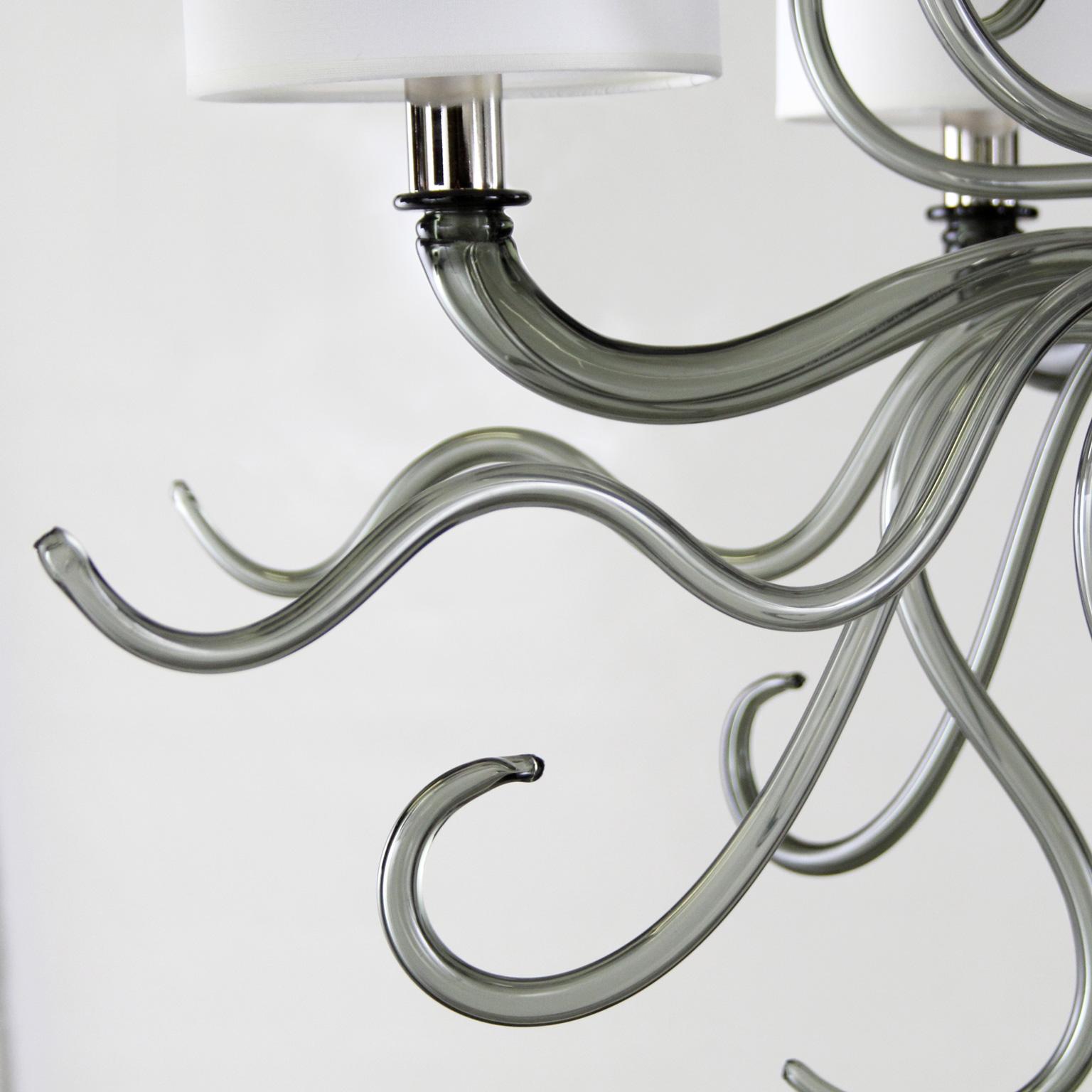Kronleuchter des 21. Jahrhunderts, 6 Arme, graues Muranoglas, weiße Lampenschirme von Multiforme (Italienisch) im Angebot