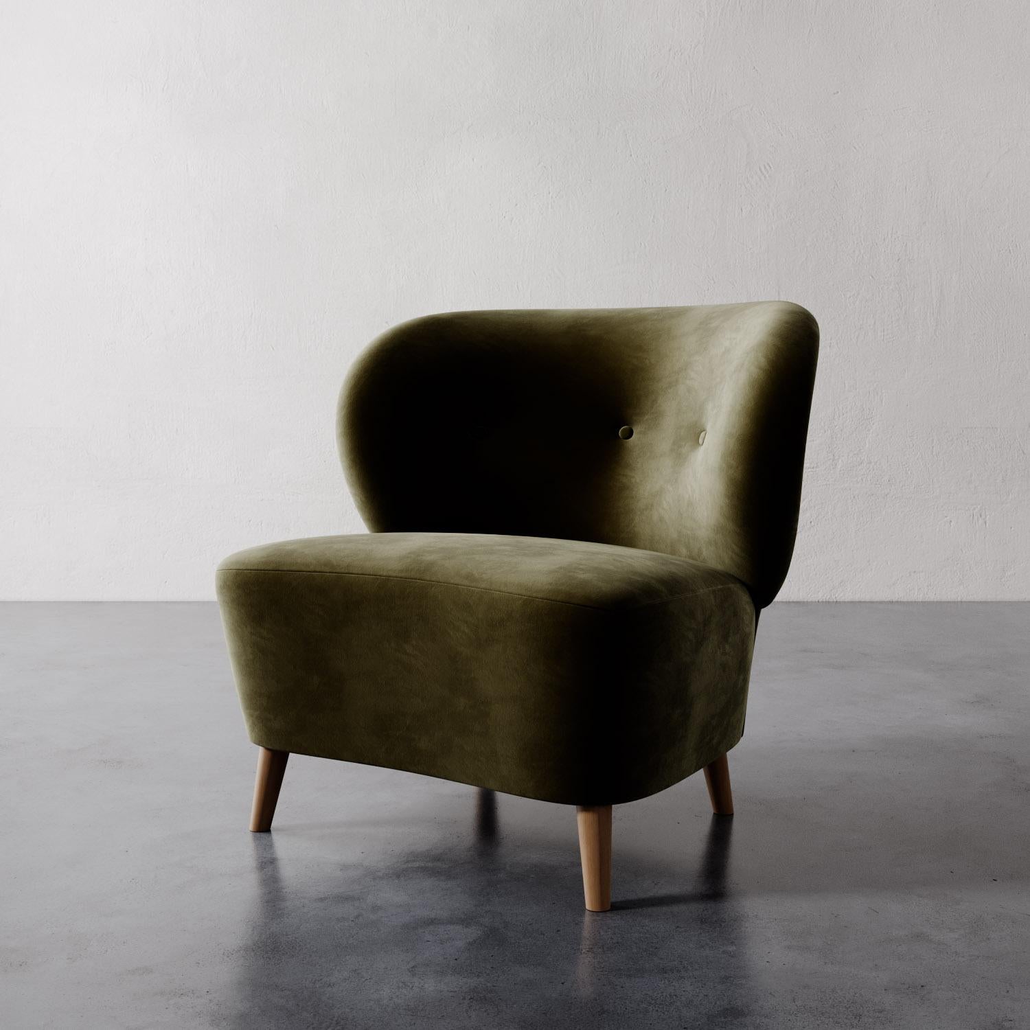 La sedia Tourenne di Lemieux et Cie è una celebrazione del modernismo organico, la sua silhouette arrotondata e scultorea ricorda l'amata Clam Chair di Philip Arctander e le curve sinuose dei magistrali design di Finn Juhls. Con uno schienale