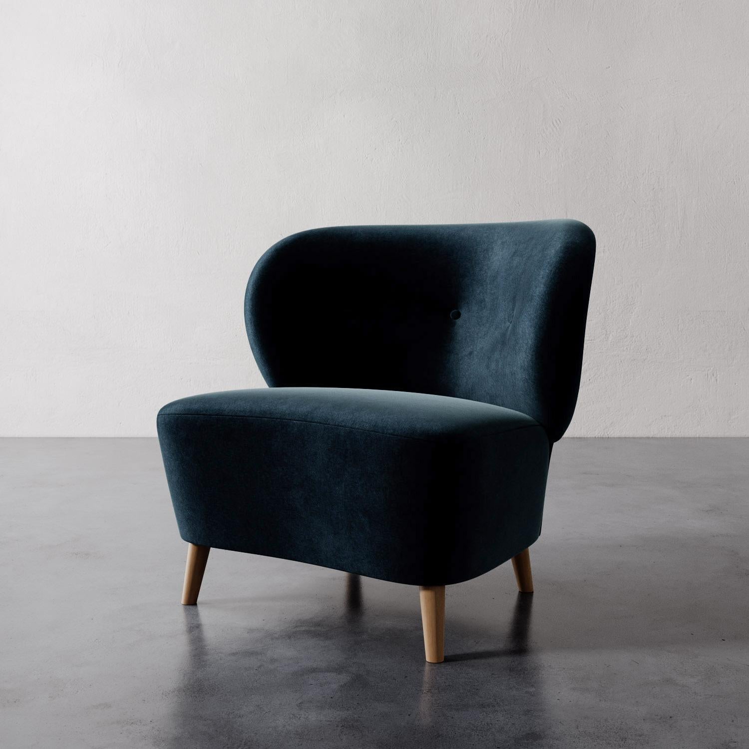 La chaise Tourenne de Lemieux et Cie est une célébration du modernisme organique, sa silhouette arrondie et sculpturale rappelant la bien-aimée Clam Chair de Philips Arctander et les courbes sinueuses des créations magistrales de Finn Juhls. Avec