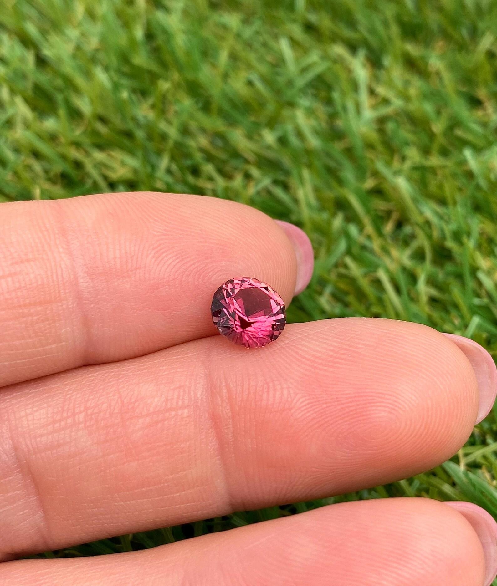 Women's or Men's Tourmaline 1.58Ct natural Loose gemstone, Round Brilliant cut, Origin Nigeria For Sale