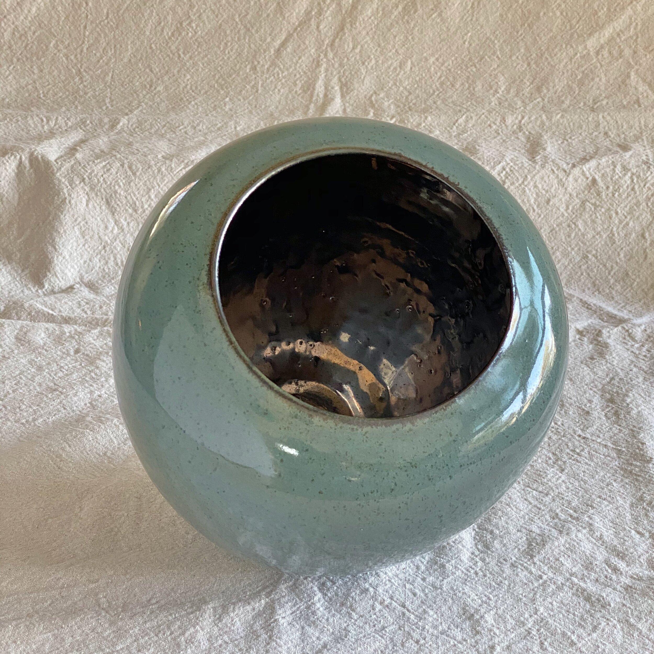 Smaltato Vaso in ceramica Tourmaline #3 di Thom Lussier in vendita