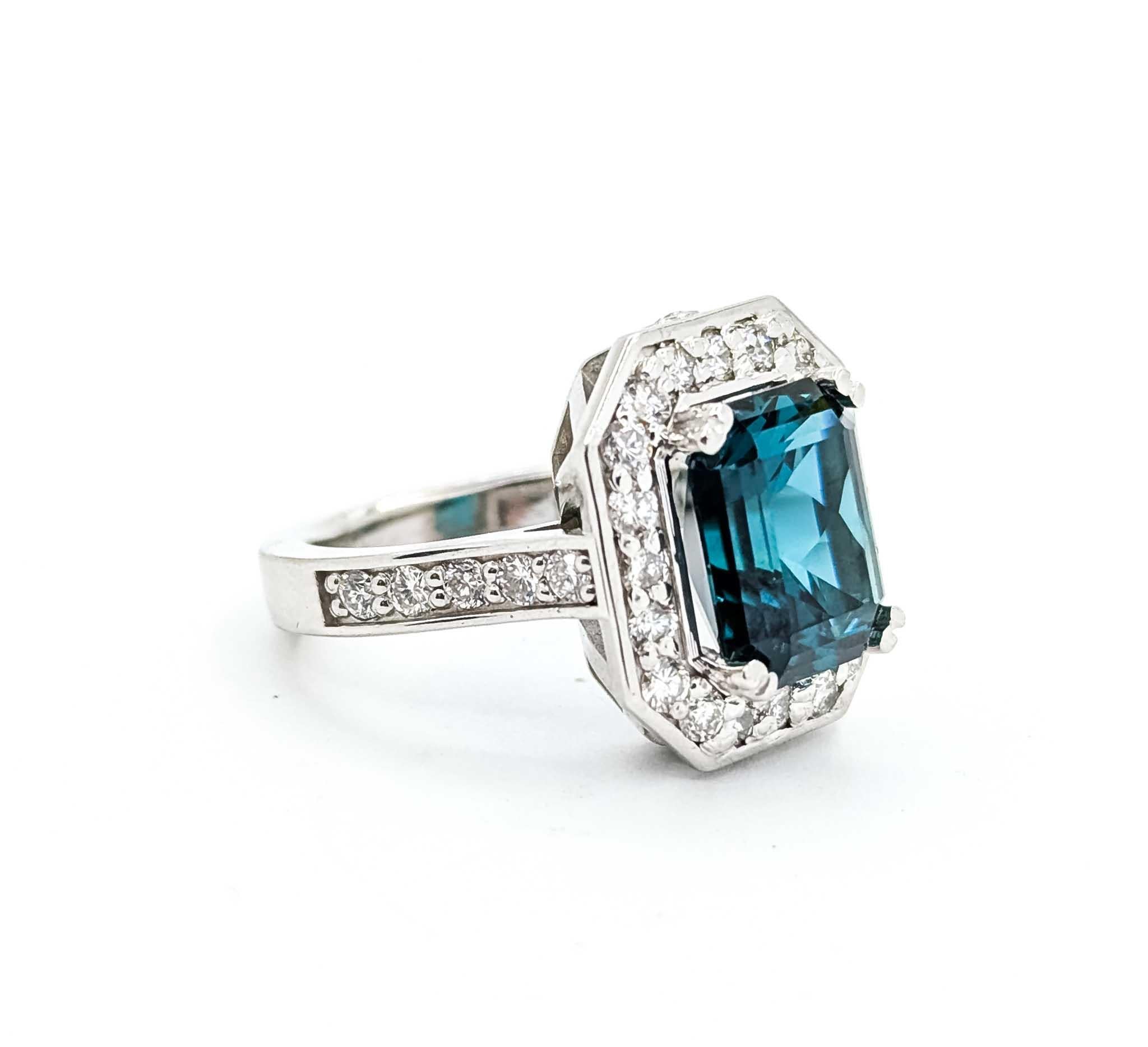 Anillo Turmalina y Diamante Oro Blanco 14K

Te presentamos este exquisito anillo de Turmalina, meticulosamente elaborado en oro blanco de 14 quilates con un impresionante engaste halo. Esta extraordinaria pieza presenta una cautivadora turmalina