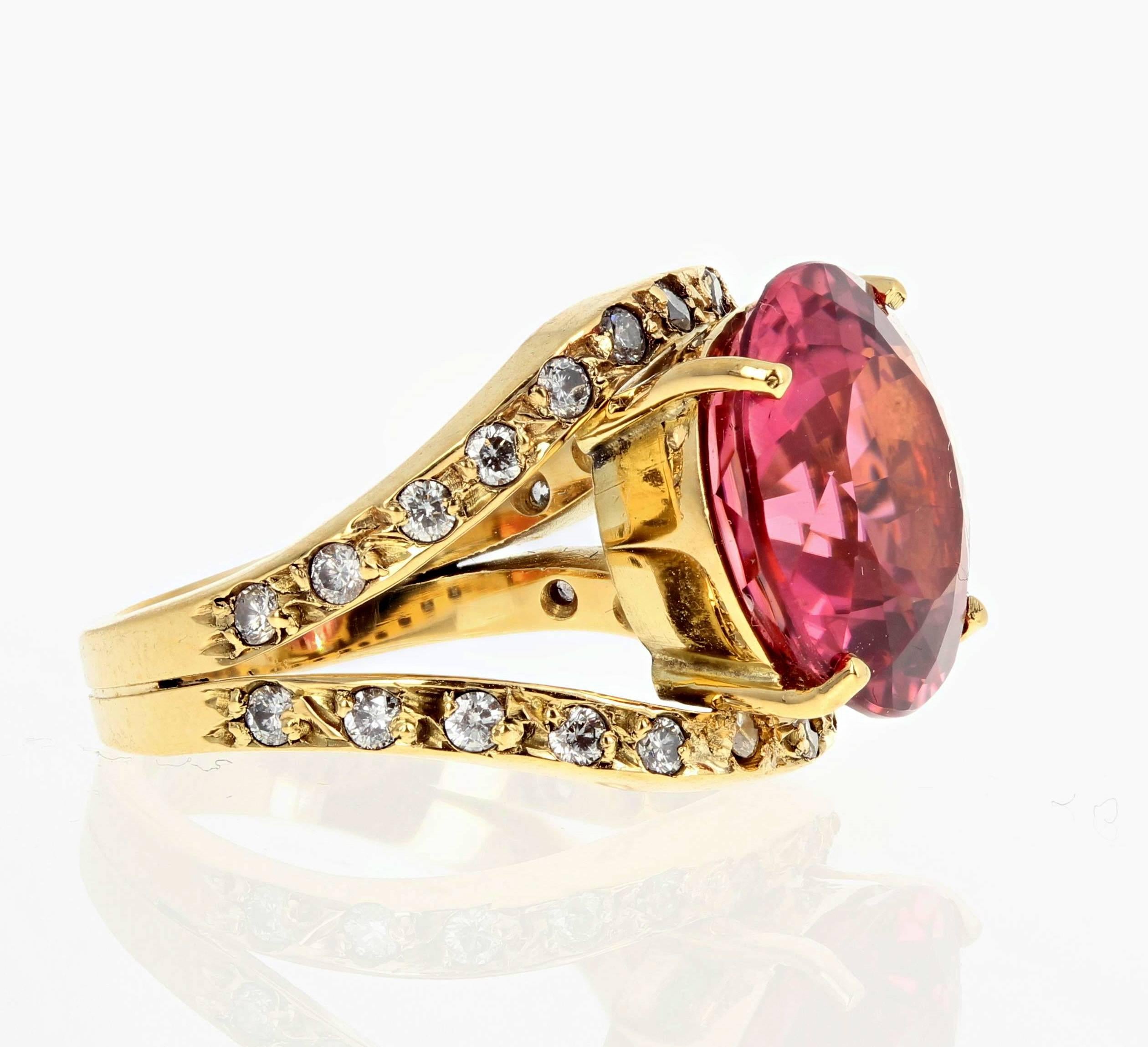 Women's or Men's AJD Gorgeous Glittering  8.36 Ct Tourmaline & Diamonds 18 Kt Yellow Gold Ring For Sale