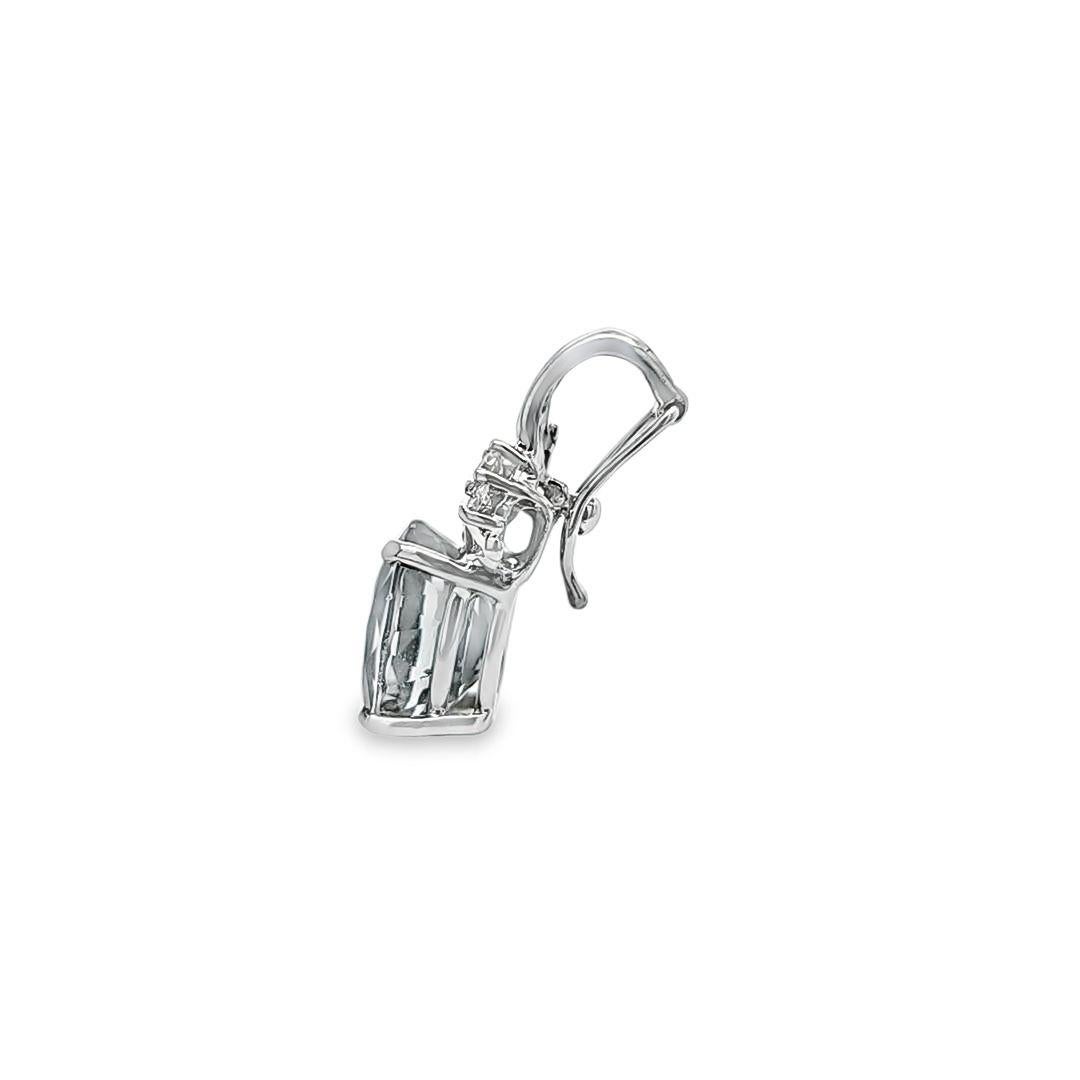 Pendentif en or blanc 14 carats composé d'une tourmaline ovale de 7 mm x 9 mm d'un vert bleuté clair d'environ 1,5 carats et de deux diamants ronds de taille brillante de pureté SI et de couleur H totalisant 0,03 carats. Longueur de 0,75 pouce avec