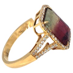 Anello con tormalina e diamanti in oro giallo 18 carati