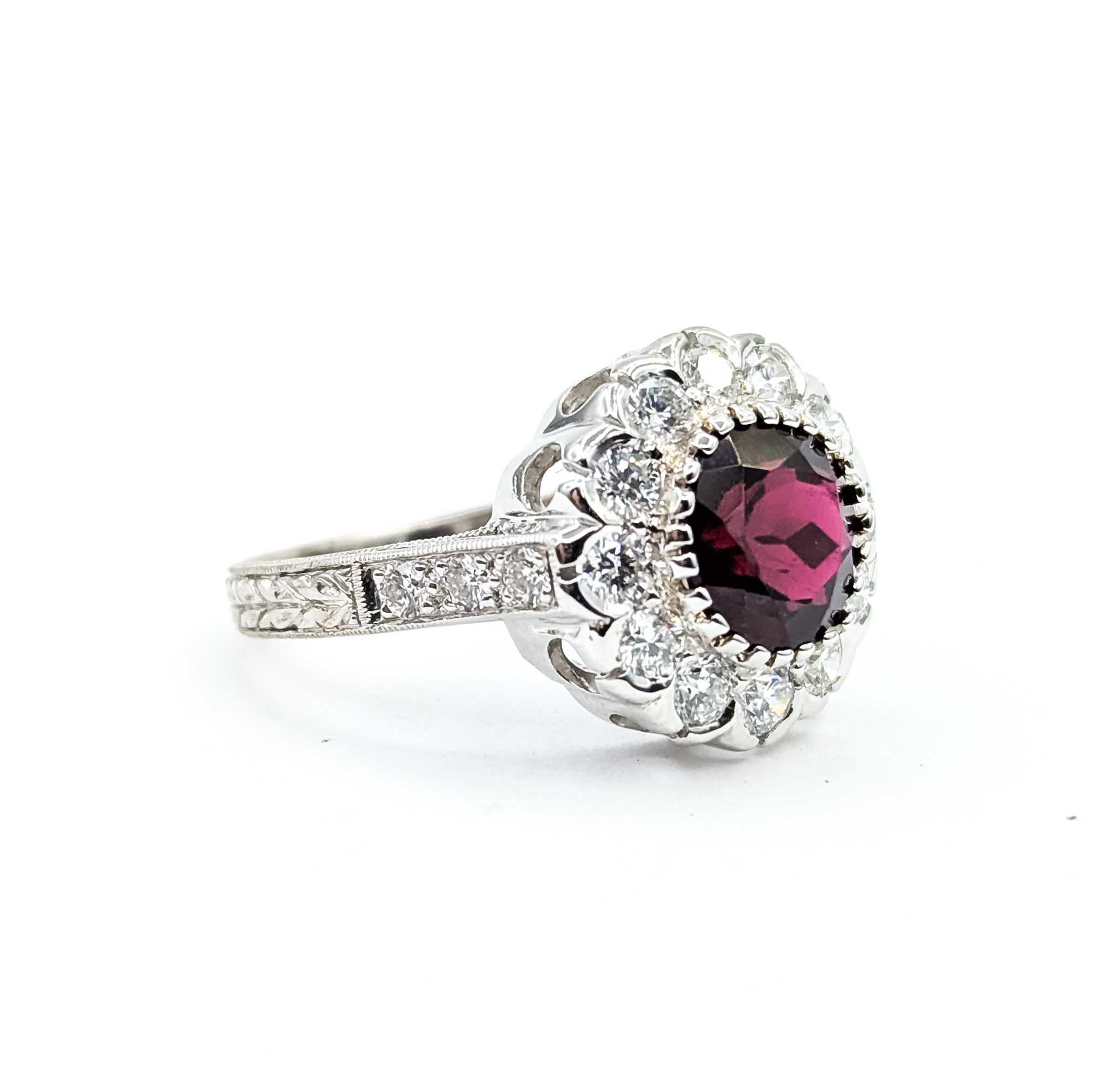 Anello con tormalina e diamante in oro bianco 18 carati

Ti presentiamo questo squisito anello con tormalina e diamante realizzato in oro bianco 18 carati. Il pezzo presenta una splendida tormalina rubellite da 1,95 carati al centro, elegantemente