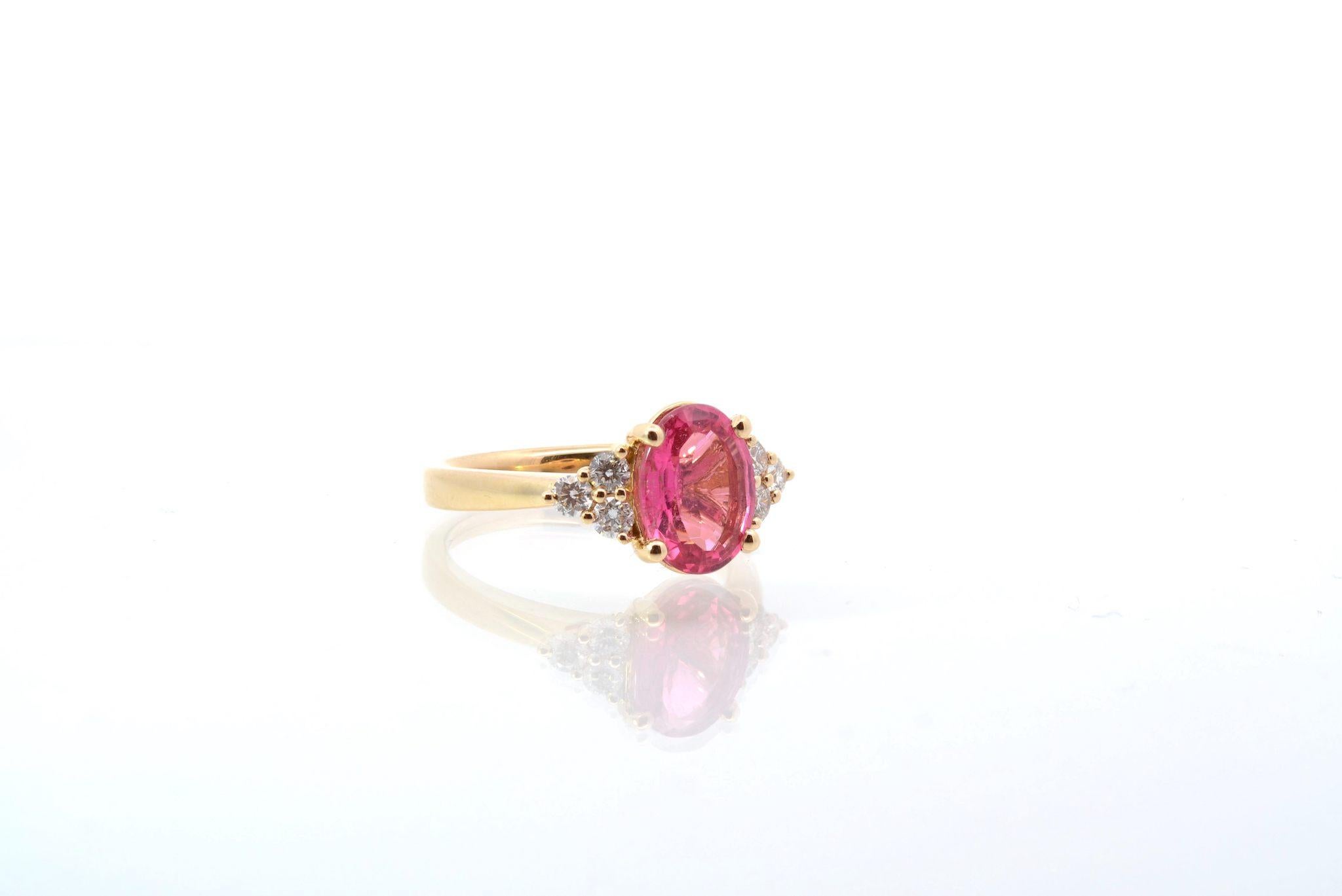 Oval Cut Tourmaline and diamond ring in 18k yellow gold For Sale