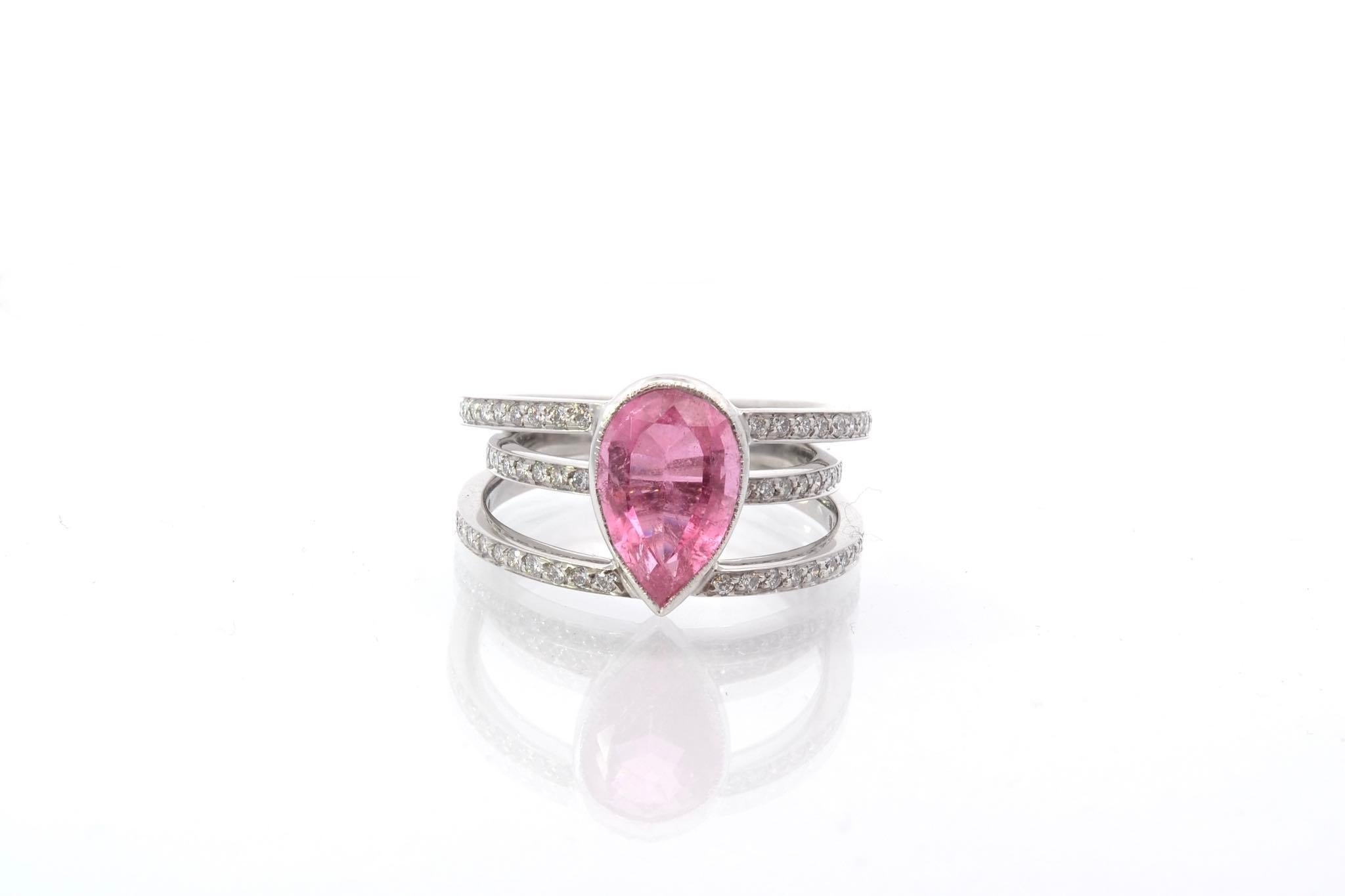 Stones: Tourmaline of 4.02 cts and diamond surround of 0.45 ct
Material: 18k white gold
Dimensions: 1.5cm
Weight: 9.7g
Period: Recent vintage style
Size: 53 (free sizing)
Certificate
Ref. : 25526