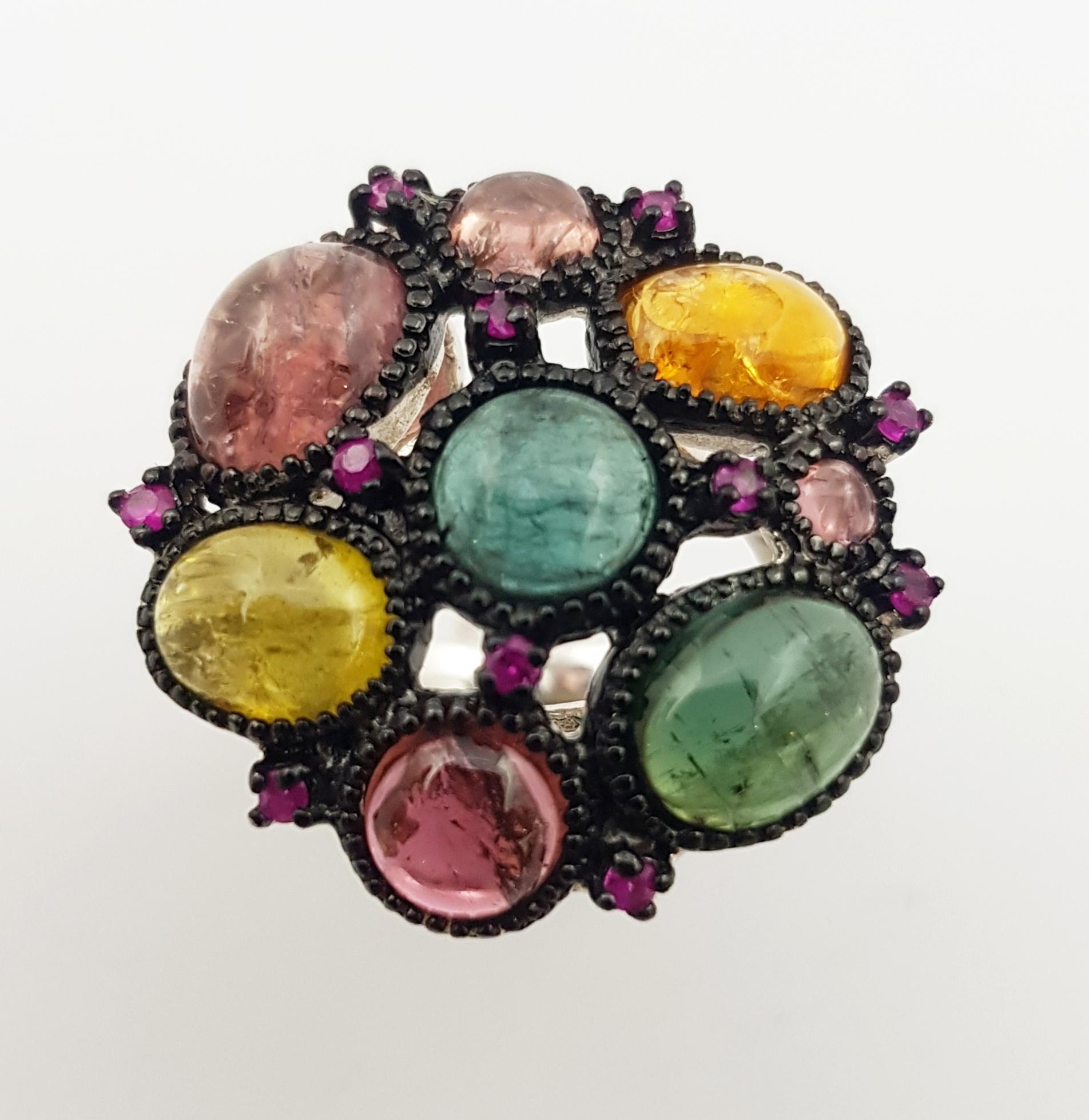 Anello con tormalina e zaffiro rosa in montatura d'argento

Larghezza:  2.8 cm 
Lunghezza: 2.7 cm
Misura dell'anello: 55
Peso totale: 9,16 grammi

*Si prega di notare che la montatura in argento è placcata in rodio per favorire la lucentezza e