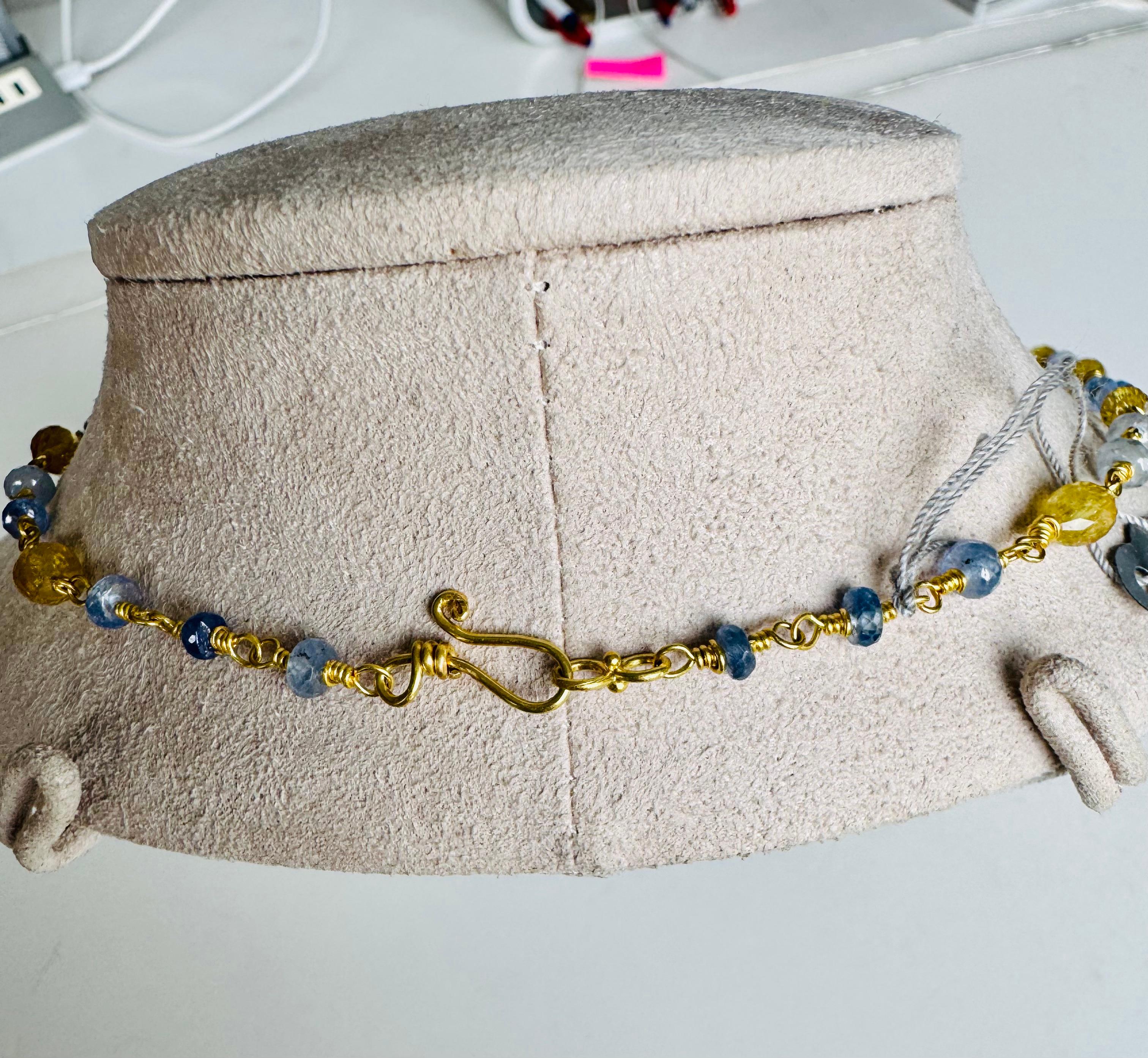 Perlina Collana con tormalina e zaffiro in oro 22 carati in vendita