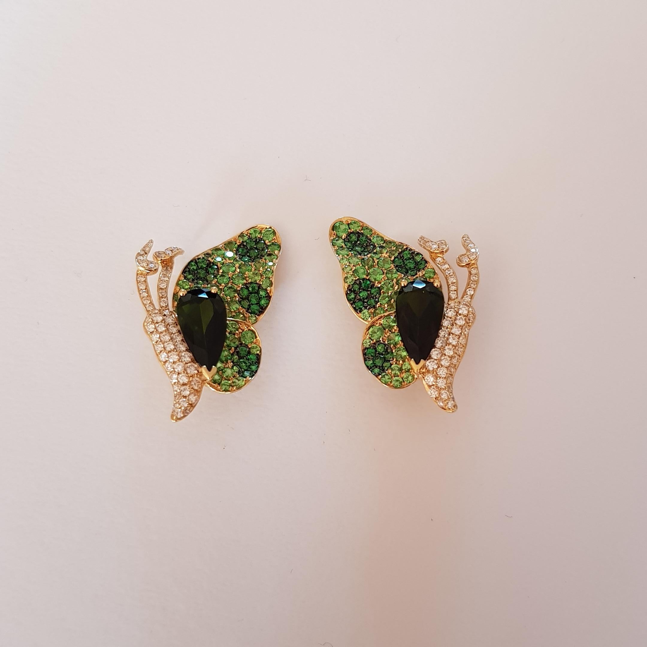 The earrings are set in 18KT yellow gold embellished by 0,69 carats of diamonds and 5,67 carats of tzavorite and tourmaline