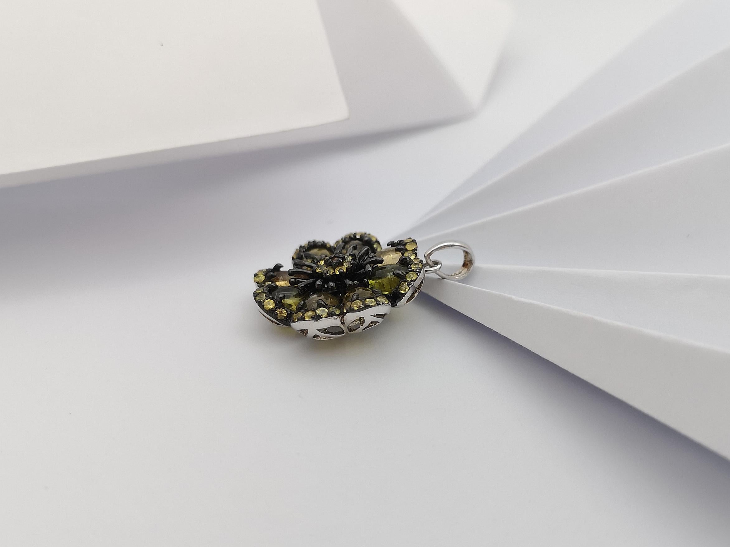 Pendentif en tourmaline et saphir jaune serti dans des montures en argent Neuf - En vente à Dusit, 10