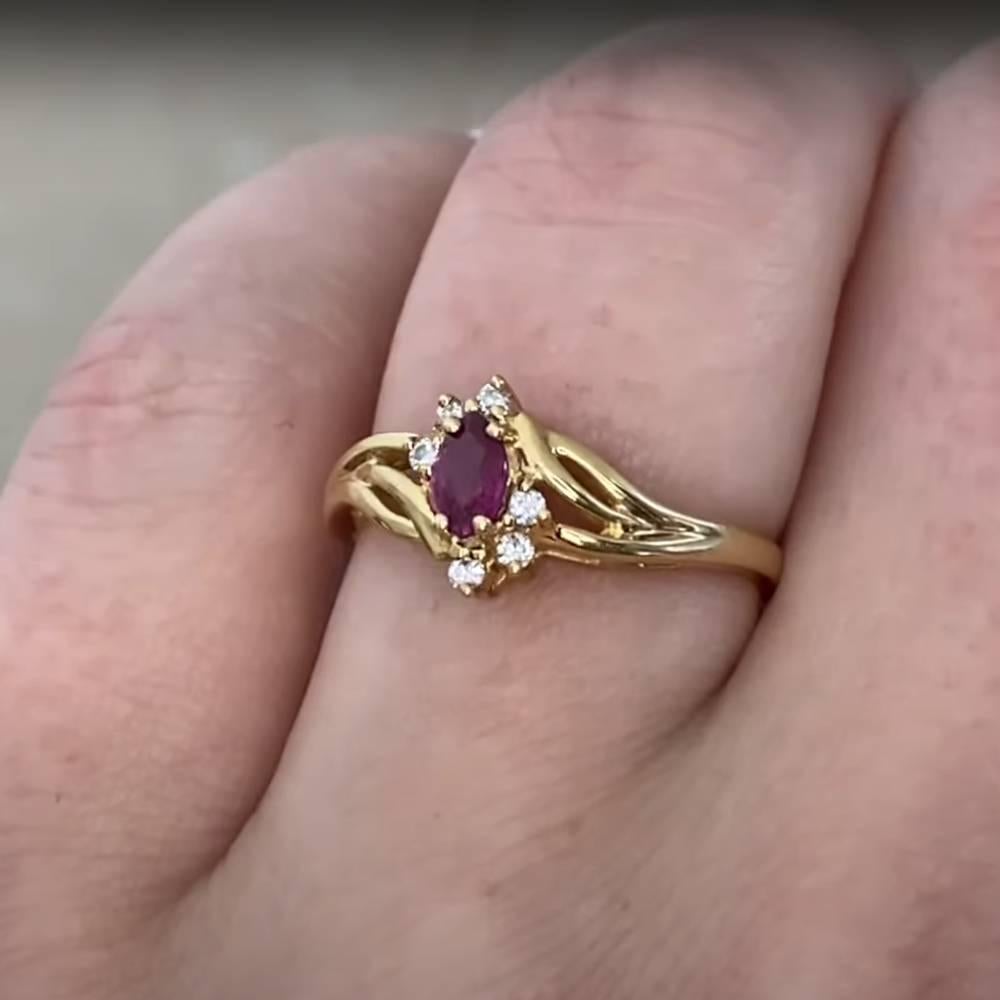 Cette charmante bague est ornée d'une tourmaline rose taille marquise pesant environ 0,10 carats, sertie dans de l'or jaune 14k. La teinte vive et saturée de la tourmaline offre un contraste saisissant avec la chaude monture en or, créant un look à