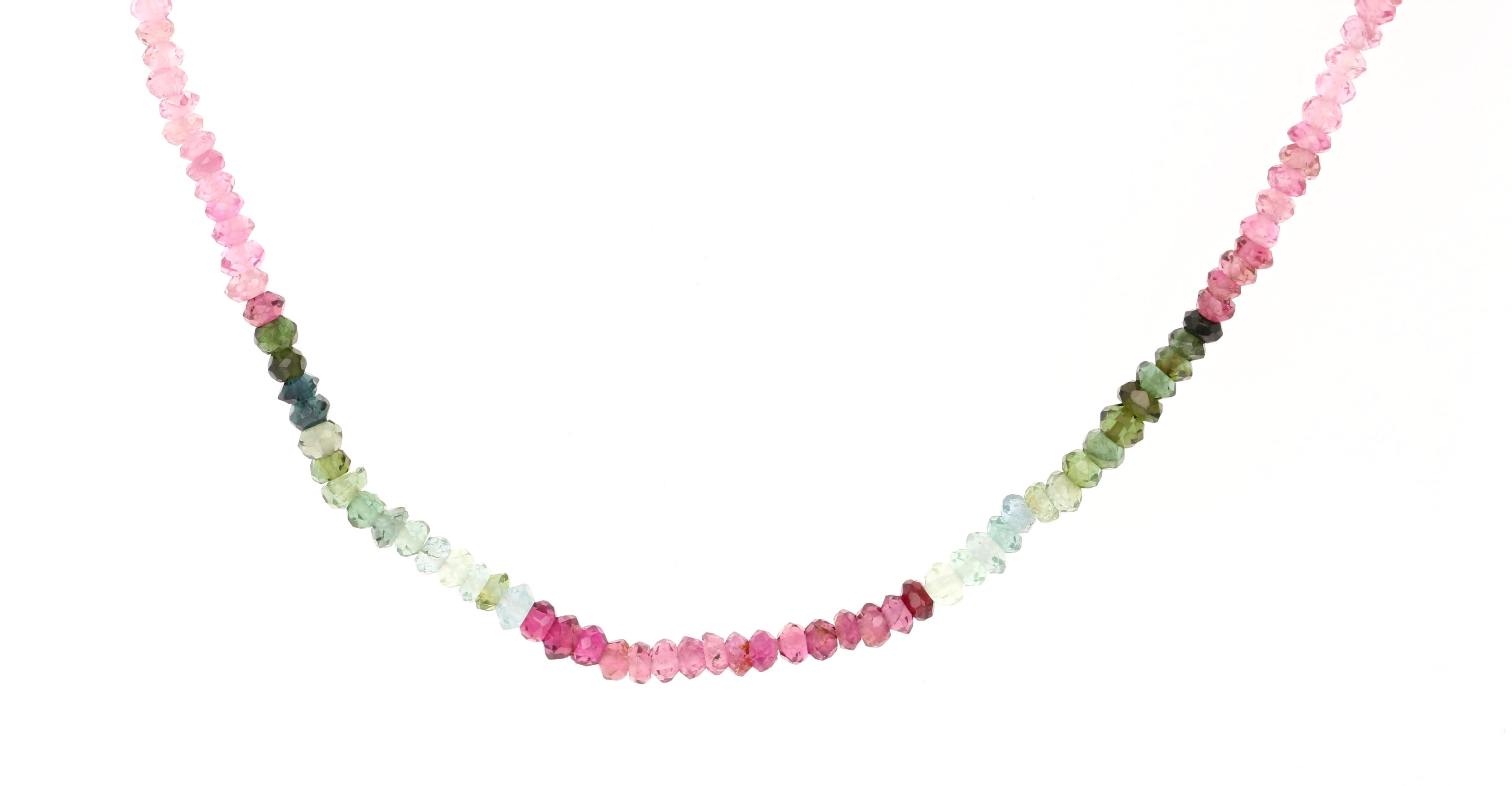 Ce collier de perles fines, simple et charmant, est composé de tourmalines naturelles multicolores. Il a un fermoir en or jaune 18K. Ce collier polyvalent peut être porté seul ou servir de chaîne pour d'autres pendentifs. 

Il mesure 14 pouces de