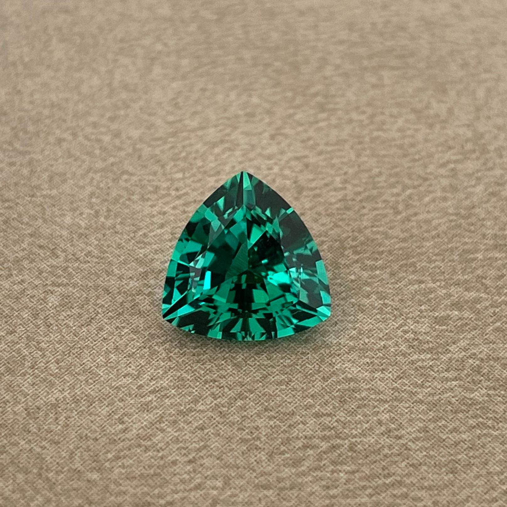 Cette tourmaline bleu-vert a été prélevée en Namibie avant d'arriver dans notre stock. Les pierres triangulaires (appelées trillants) sont plutôt rares car elles perdent beaucoup de poids. Nous aimons cette forme peu commune et l'imaginons portée en