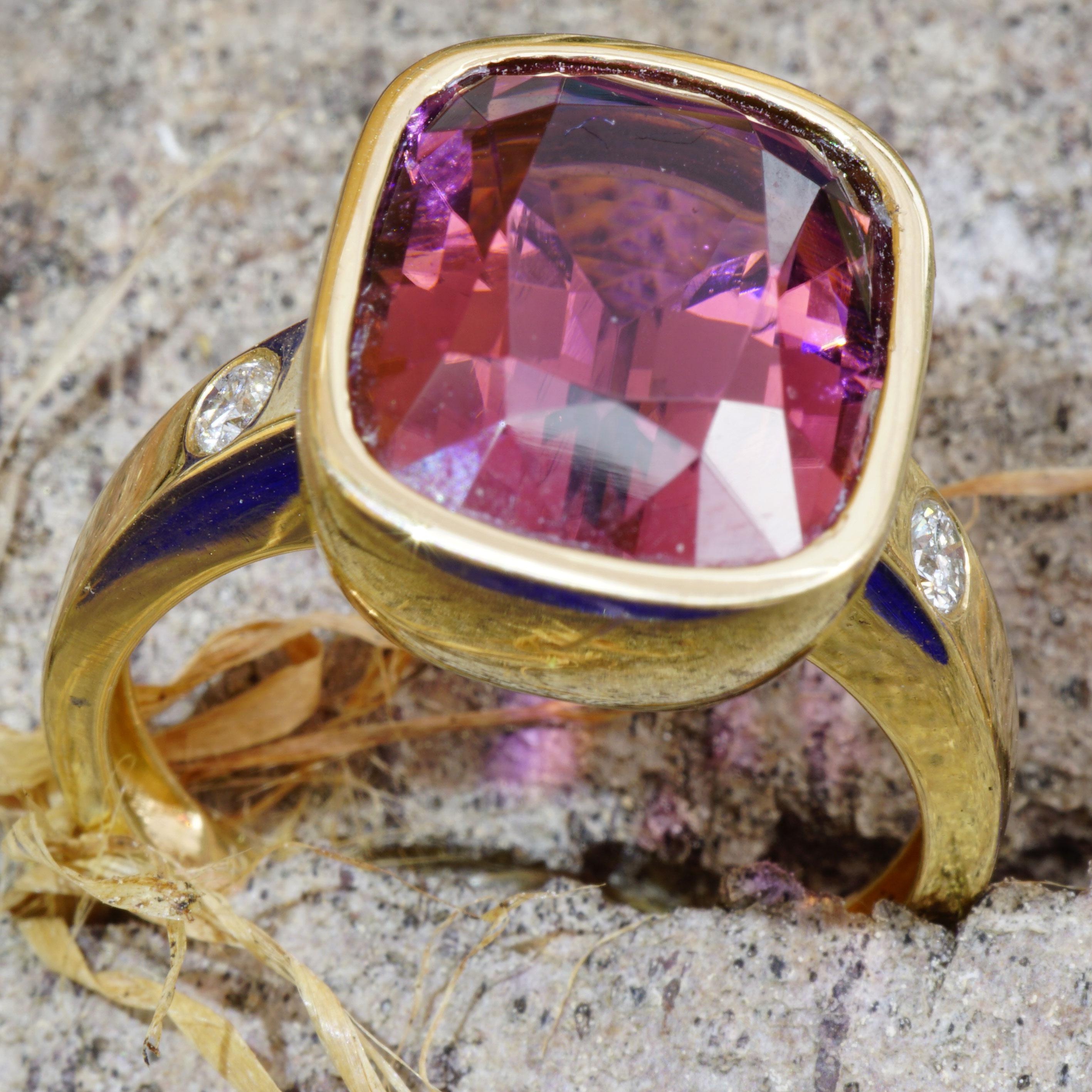 Tourmaline Brilliant Ring Exceptional Color 18kt Gold Electric Pink Kunar Mine In New Condition In Viena, Viena