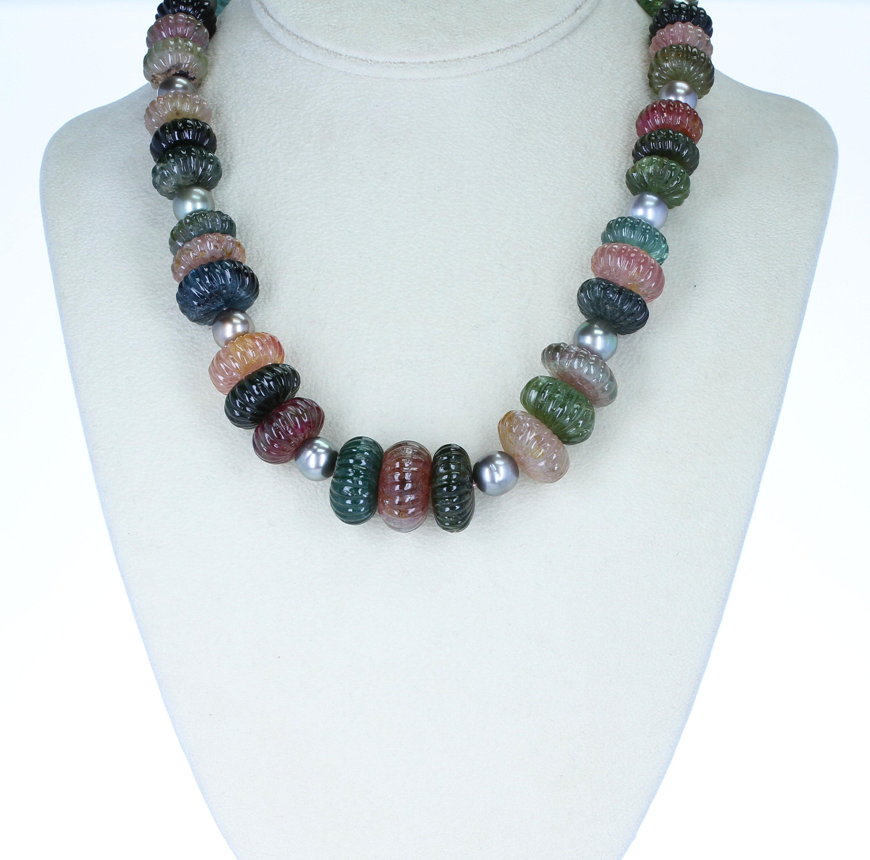 Una collana audace con perle intagliate di tormalina, perle di Tahiti grigie e chiusura di smeraldo. La chiusura pesa 54 carati e il peso totale della collana è di 880 carati. Le perline di tormalina variano da 14MM a 20MM. Lunghezza della collana: