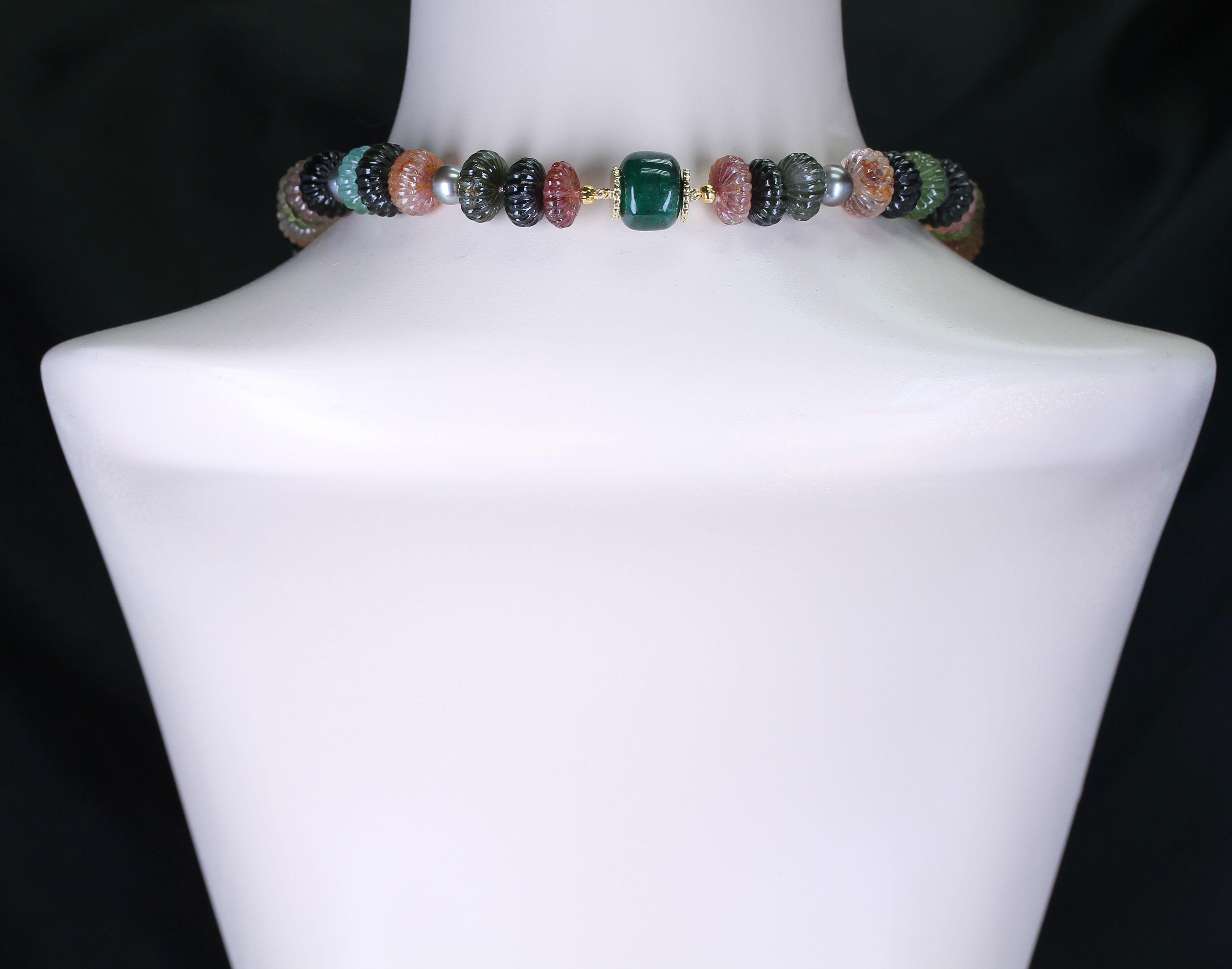 Collana di perle intagliate di tormalina con perle di Tahiti e chiusura in smeraldo In condizioni ottime in vendita a New York, NY