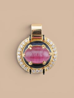 Anhänger mit Turmalin-Katzenaugen-Cabochon, Diamanten und Emaille in 18 Karat Gold