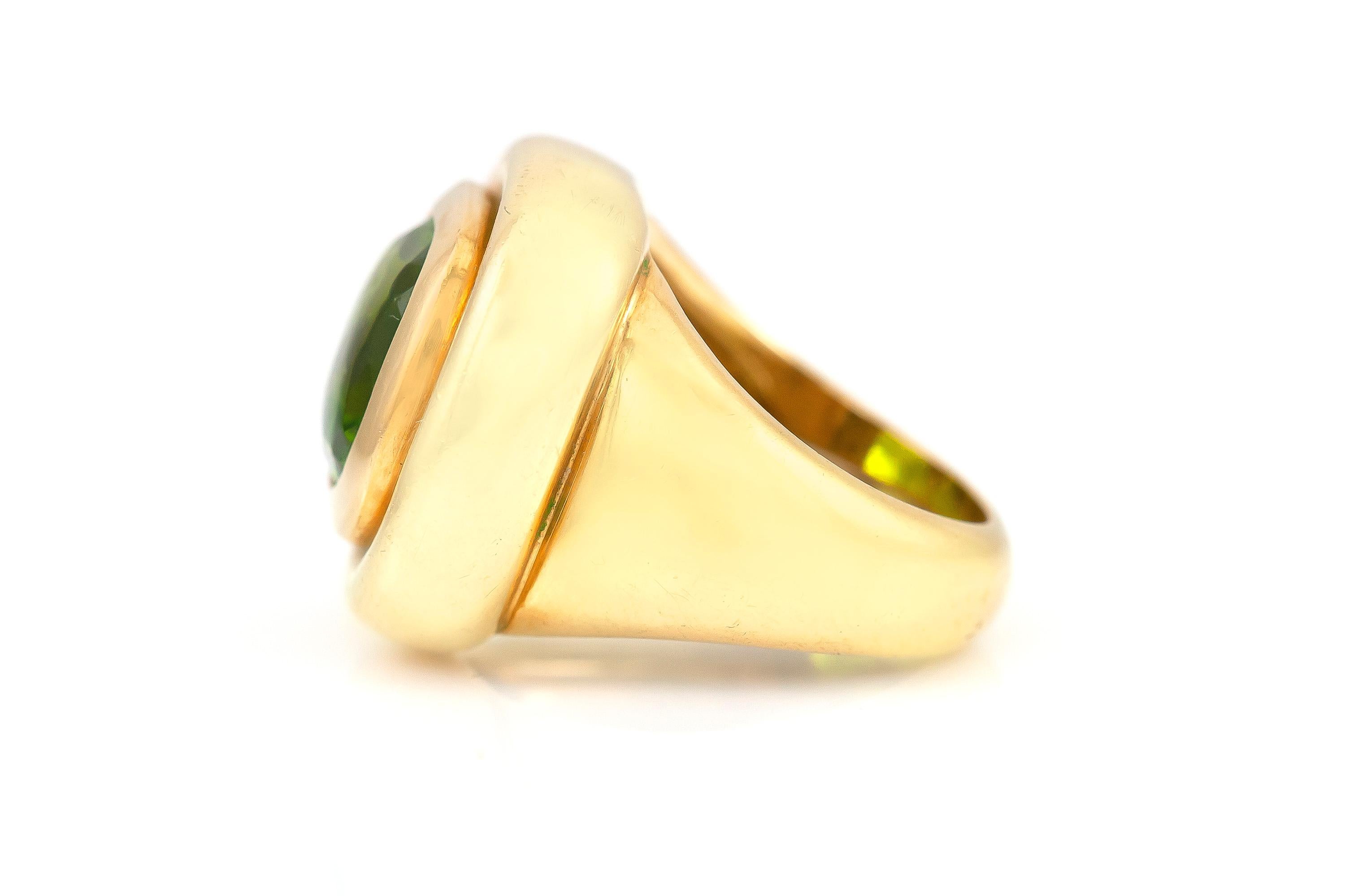 Finely crafted in 18K yellow gold with a Peridot weighing approximately 12.00 carats.
Size 5 3/4, resizable.