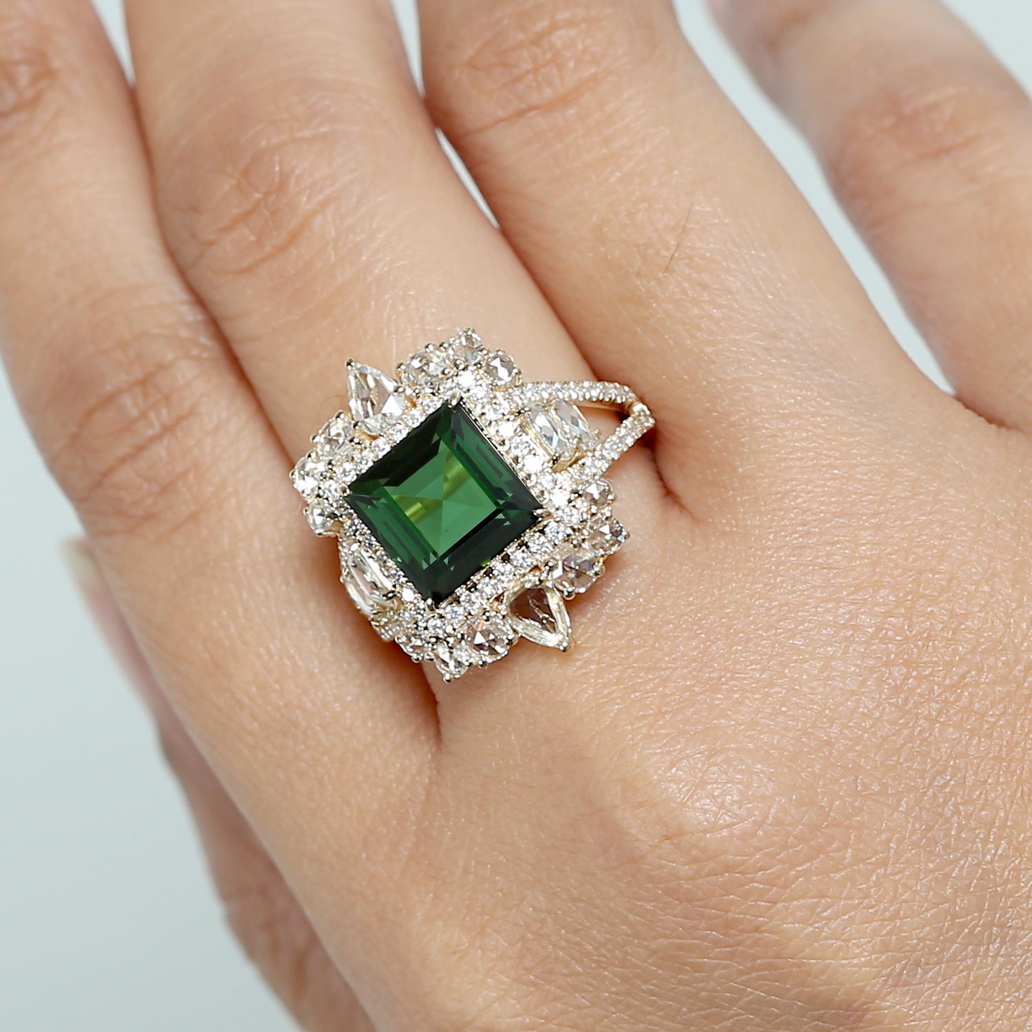 Contemporain Bague cocktail en or jaune 18 carats avec tourmaline et diamants entourés en vente