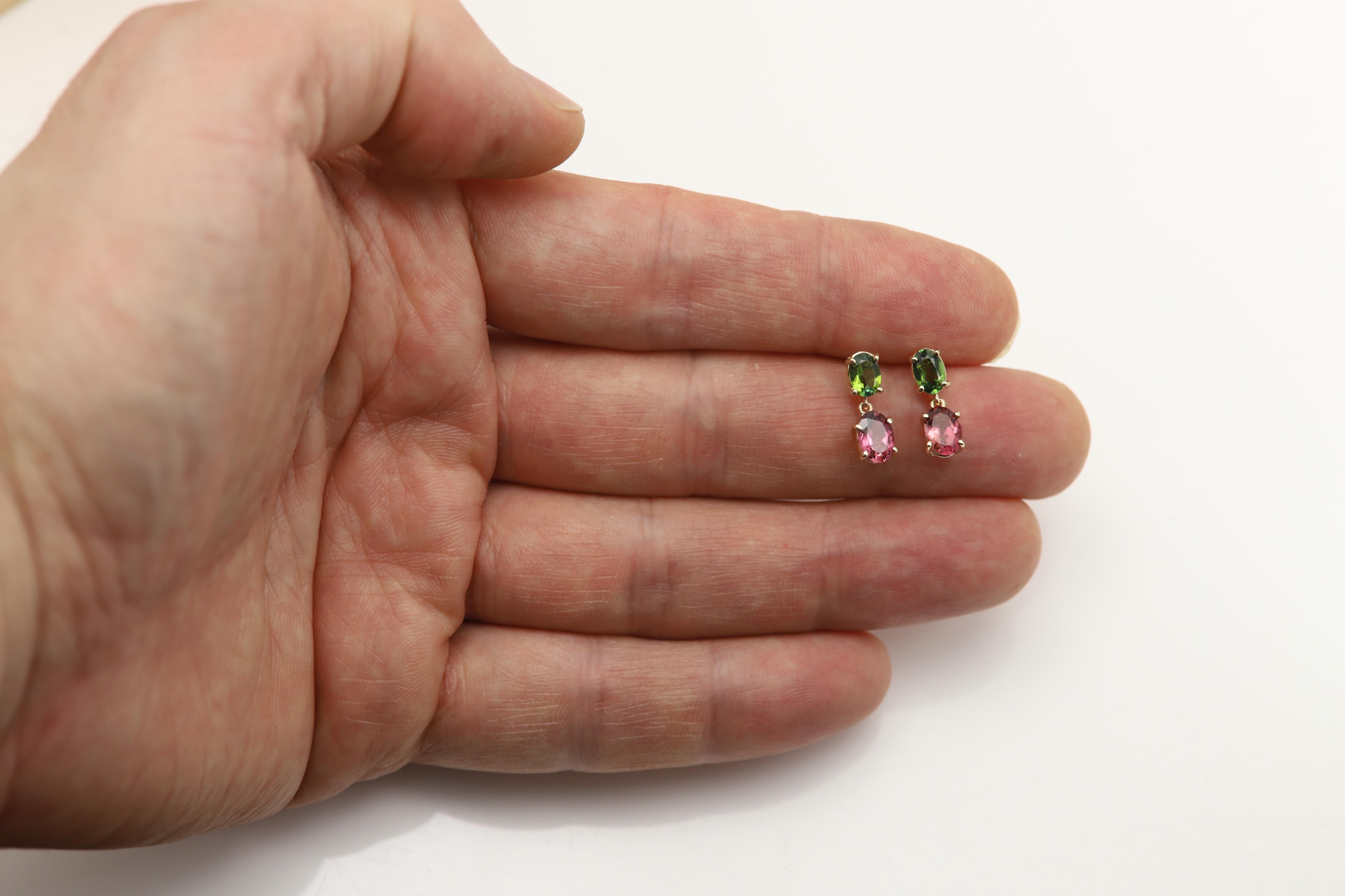 Orecchini pendenti carini
Un aspetto molto elegante
Tormalina naturale rosa e verde 
Bei colori verde e rosa intenso e buona qualità di pulizia
Vero oro giallo 14k Peso totale circa 2,0 grammi
Tormalina rosa di forma ovale di circa 5x7 mm (1,20