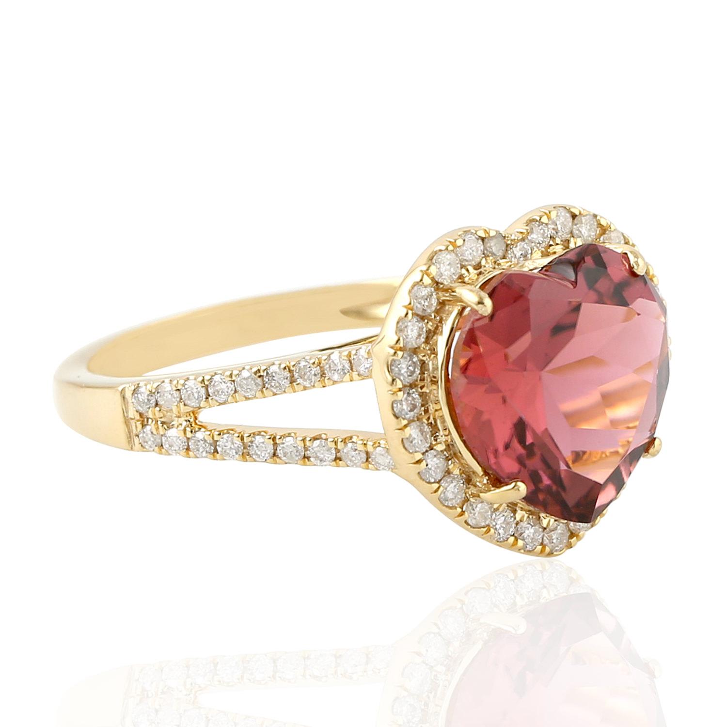 Cette bague a été méticuleusement réalisée en or 14 carats. Il est serti à la main de 3,19 carats de tourmaline et de 0,37 carats de diamants étincelants. 

La bague est de taille 7 et peut être redimensionnée en plus grand ou plus petit sur