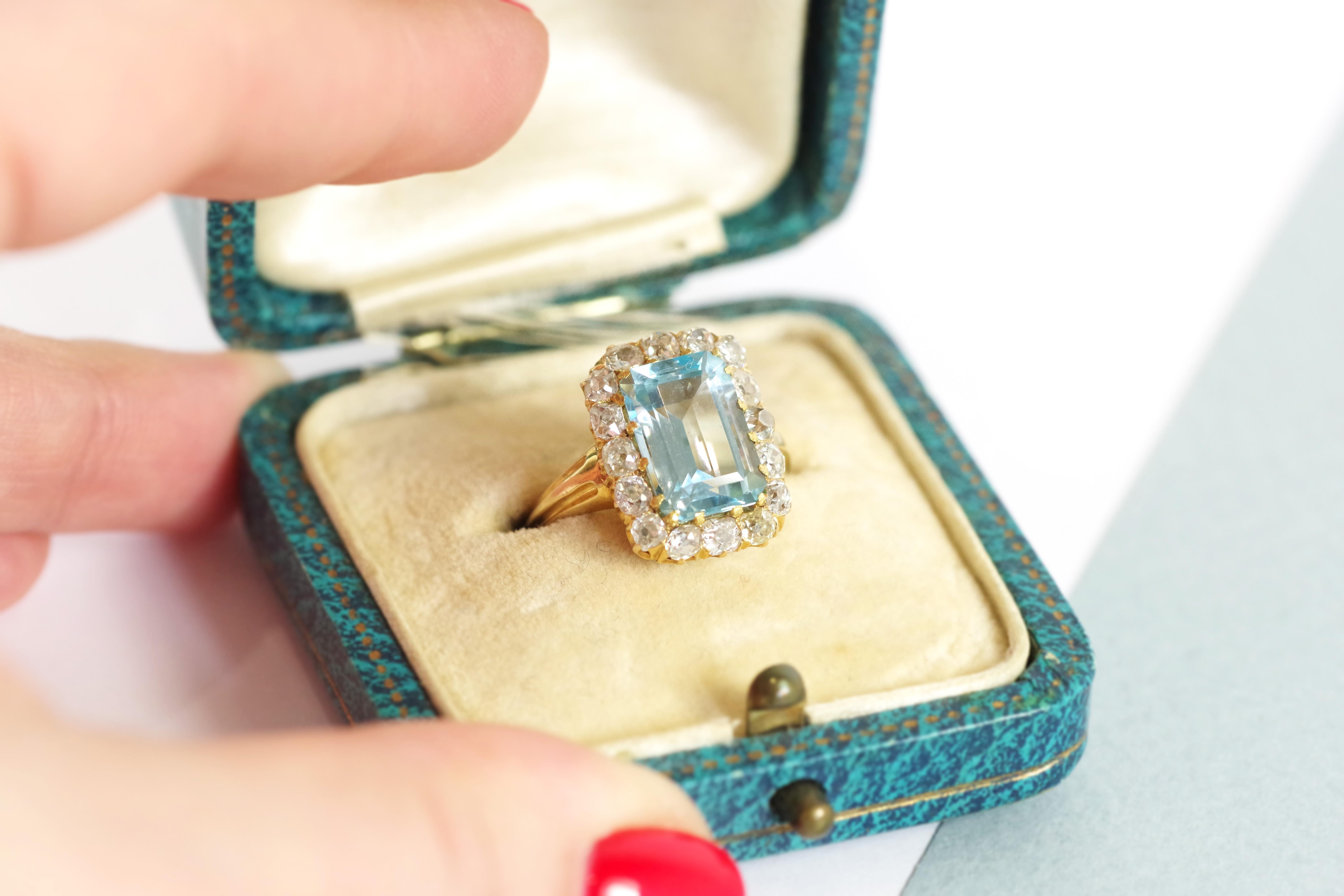 Blue topaz diamond ring in 18 karat yellow gold In Fair Condition For Sale In PARIS, FR