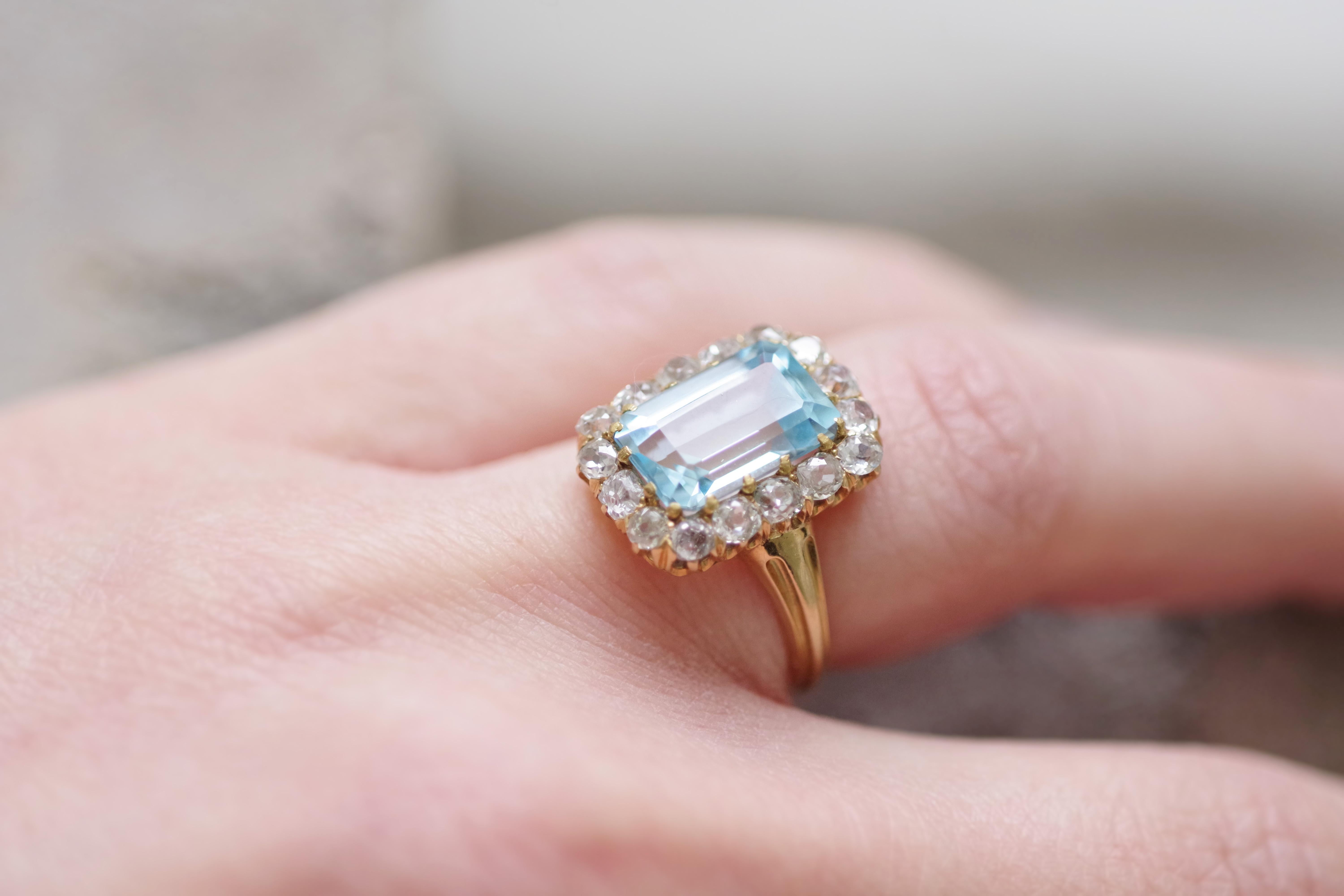 Women's or Men's Blue topaz diamond ring in 18 karat yellow gold For Sale