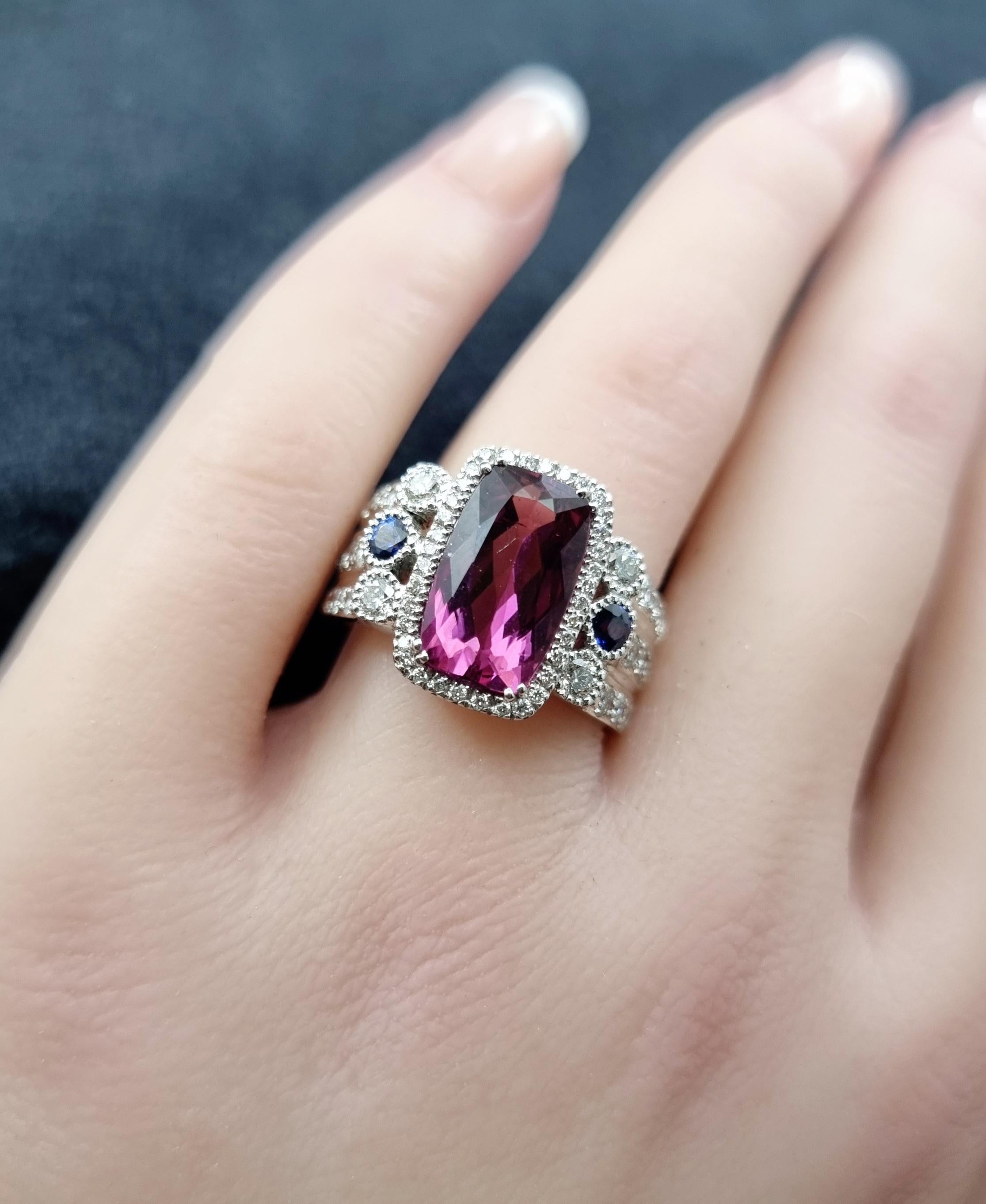 Célébration de la couleur et de la brillance, cette bague exquise présente en son cœur une tourmaline rose captivante (4,16 ct) qui rayonne d'une allure vibrante. Des diamants étincelants (1,45 ct.) rehaussent gracieusement sa beauté, tandis que des