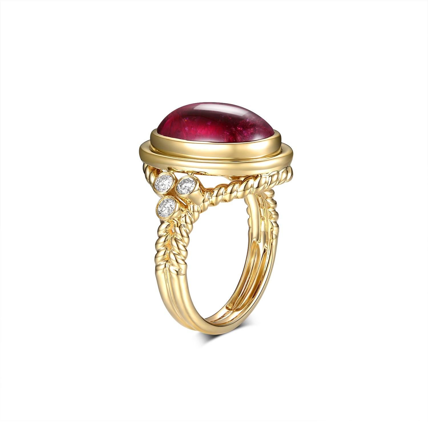 Dieser Cabochon-Ring ist aus 18 Karat Gelbgold gefertigt. Die atemberaubende Cocktail-Ring ist mit einem 5,67 Karat ovalen Cabochon Turmalin in der Mitte, mit 0,24 Karat Diamanten auf den Ring assented gesetzt. 
 Passende Ohrringe sind erhältlich,