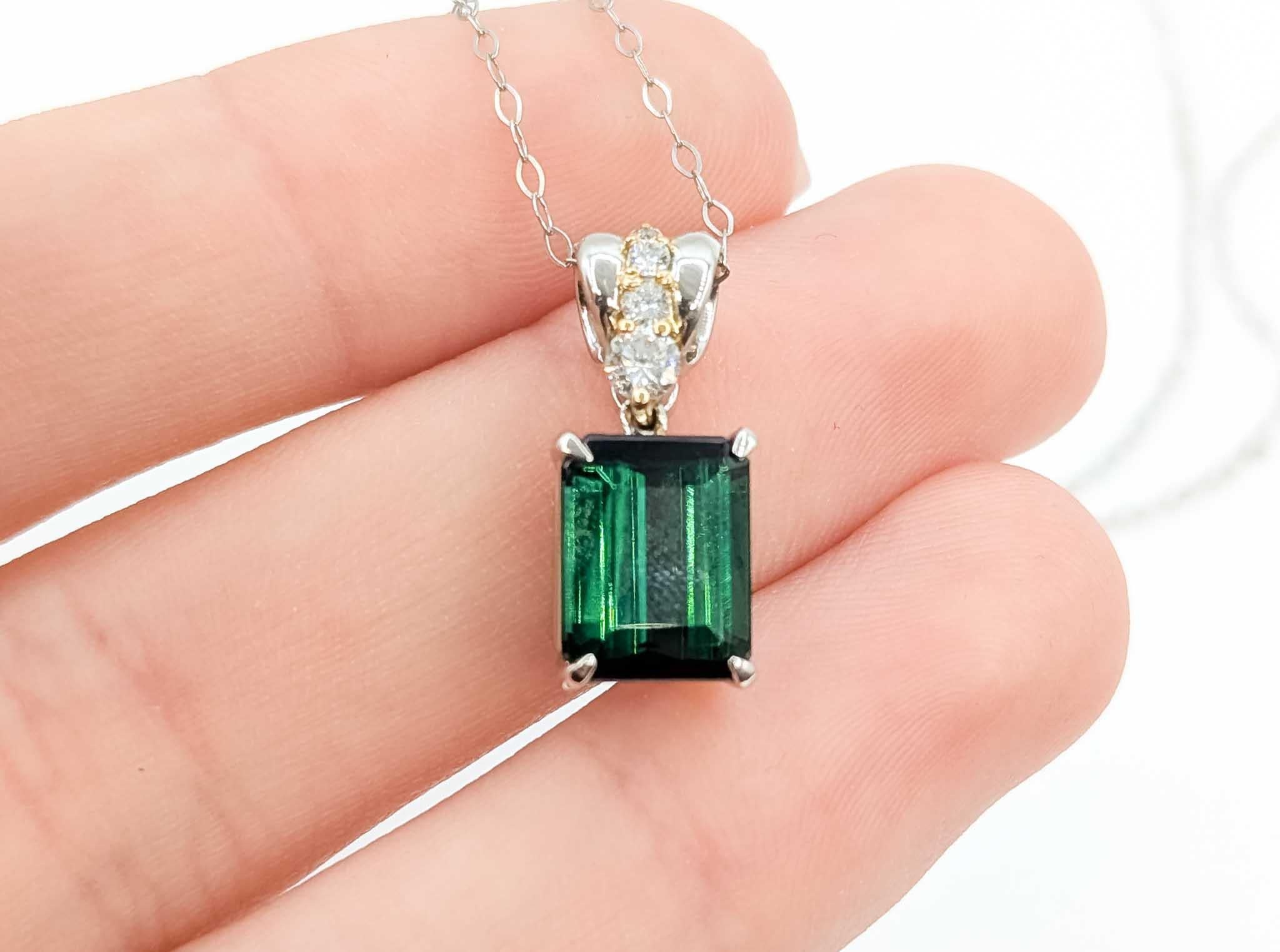 Contemporain Tourmaline & Diamond Drop Pendant in 18k White Gold en vente
