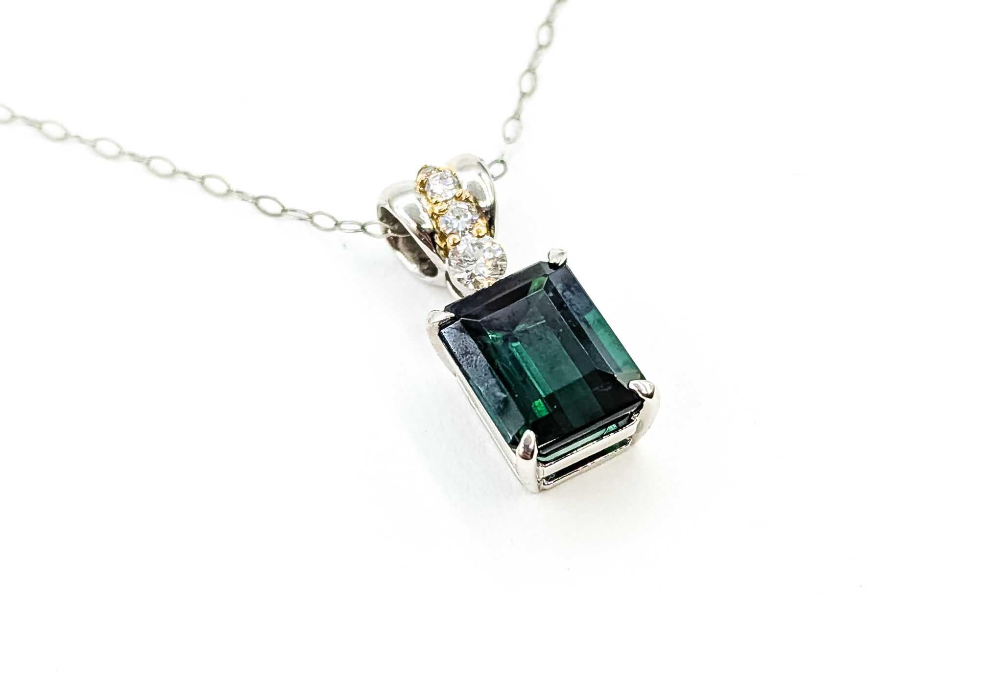 Taille émeraude Tourmaline & Diamond Drop Pendant in 18k White Gold en vente