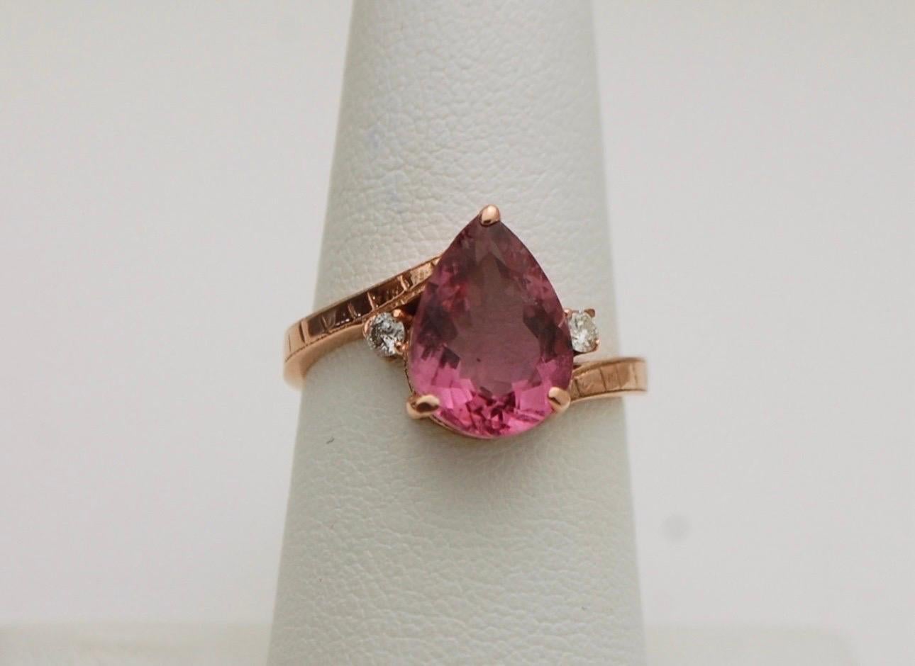 Raro anello con tormalina e diamante in oro rosa 18KT, così diverso e colorato, la vibrante tormalina rosa sta benissimo con l'oro rosa. L'anello è una misura 6 e può essere ridimensionato. La tormalina è di 2 carati leggermente inclusa ma pulita a