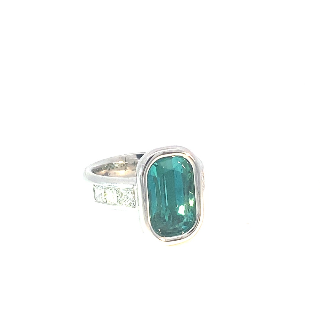  anello con diamante di tormalina blu Paraiba in oro bianco 750, proveniente dall'Afghanistan nel colore Tiffany Blue, sempre speciale grazie alla rifrazione e alla brillantezza particolarmente elevate delle tormaline afghane, circa 8,05 ct, circa