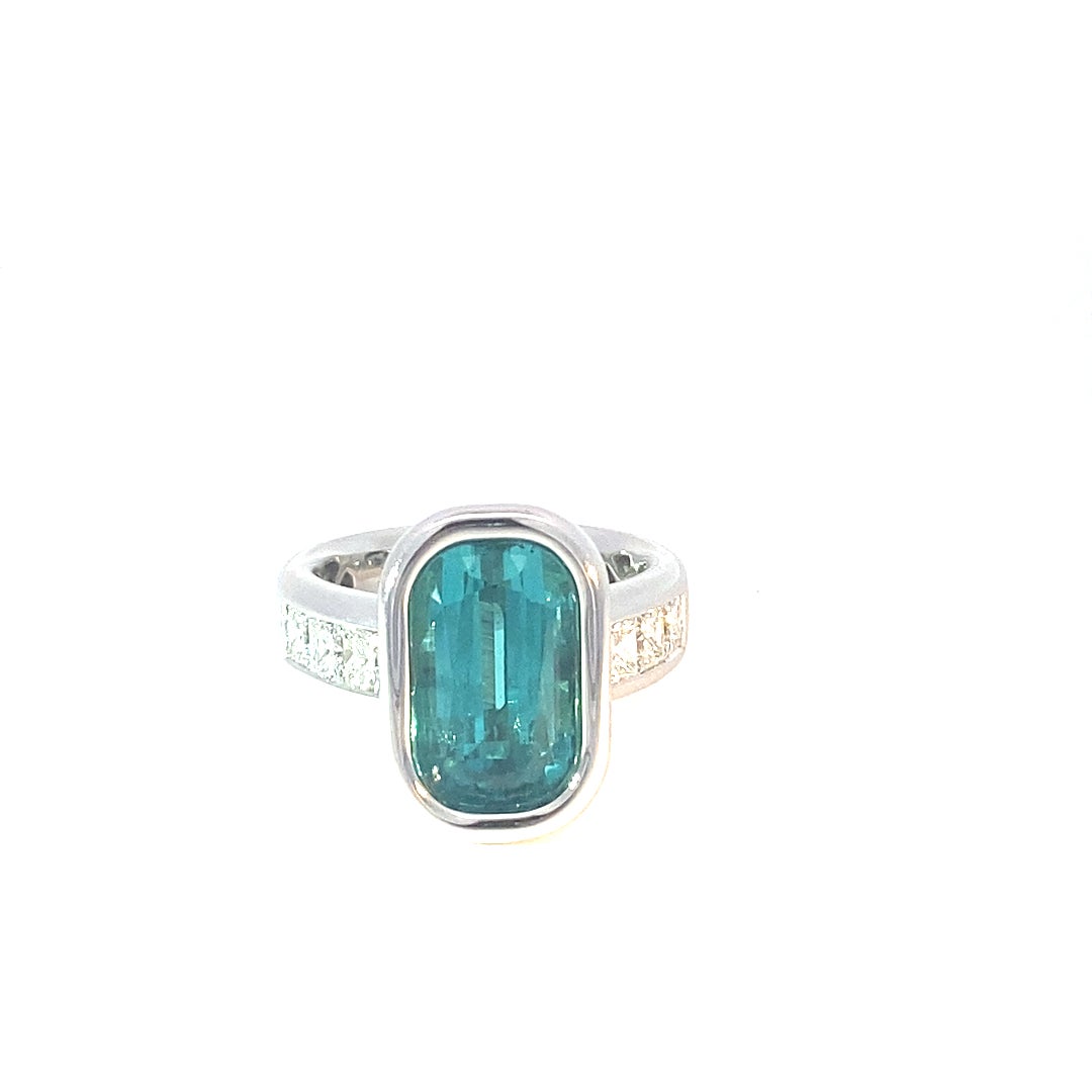 Moderno Anello con tormalina e diamanti in oro bianco 750 blu neon Tiffany Blue Afghanistan 8 ct in vendita