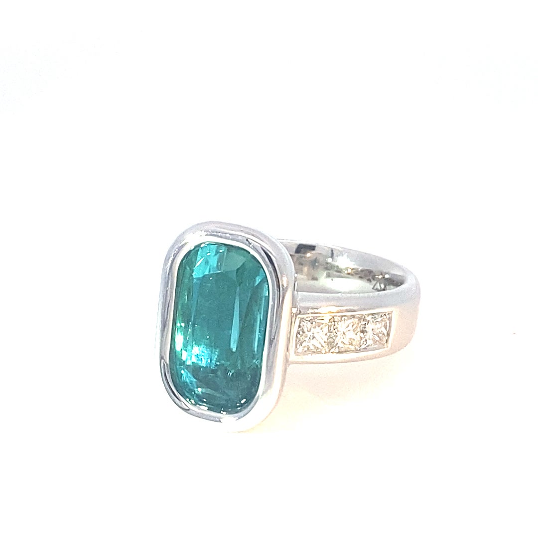 Taglio cuscino Anello con tormalina e diamanti in oro bianco 750 blu neon Tiffany Blue Afghanistan 8 ct in vendita
