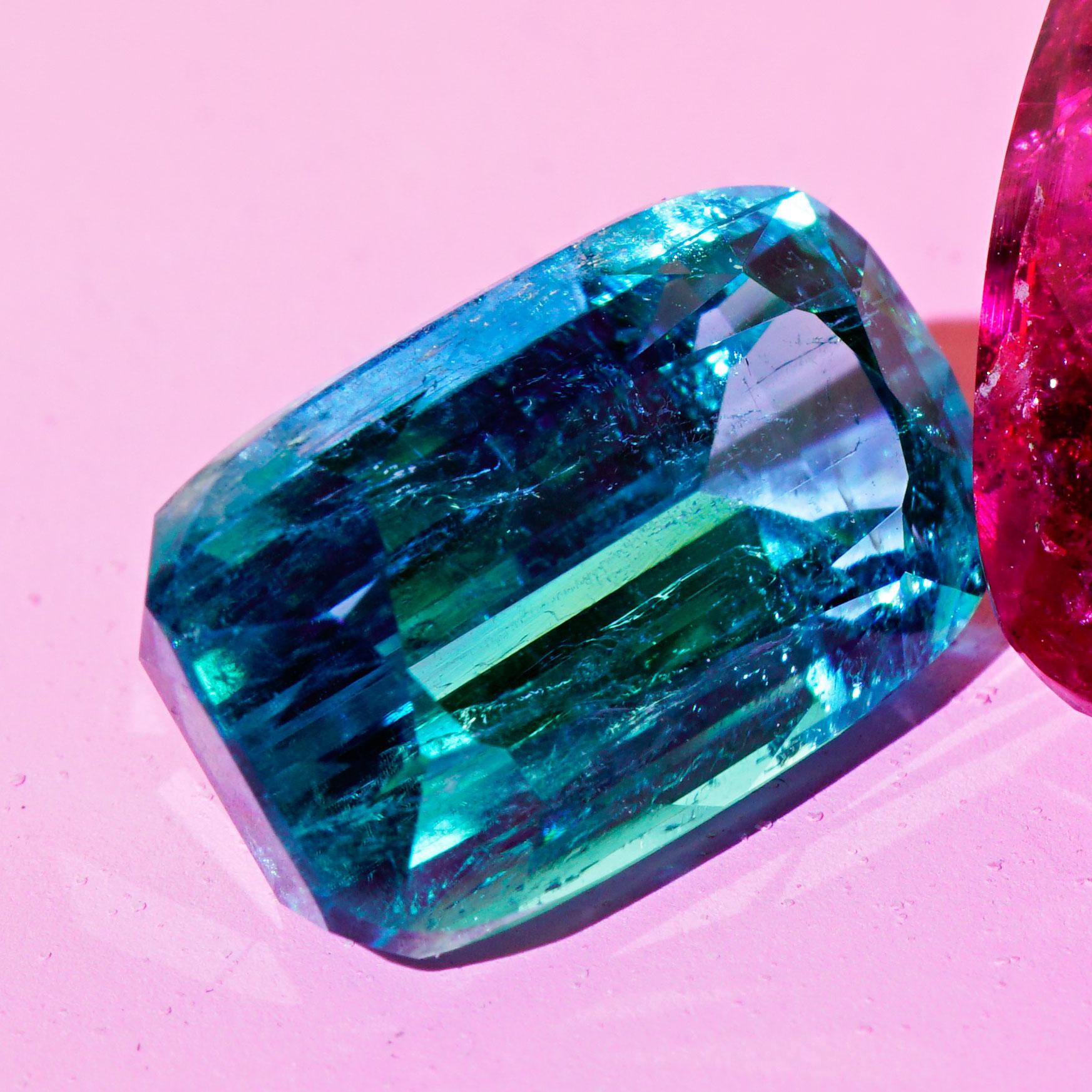 Anello con tormalina e diamanti in oro bianco 750 blu neon Tiffany Blue Afghanistan 8 ct in vendita 1