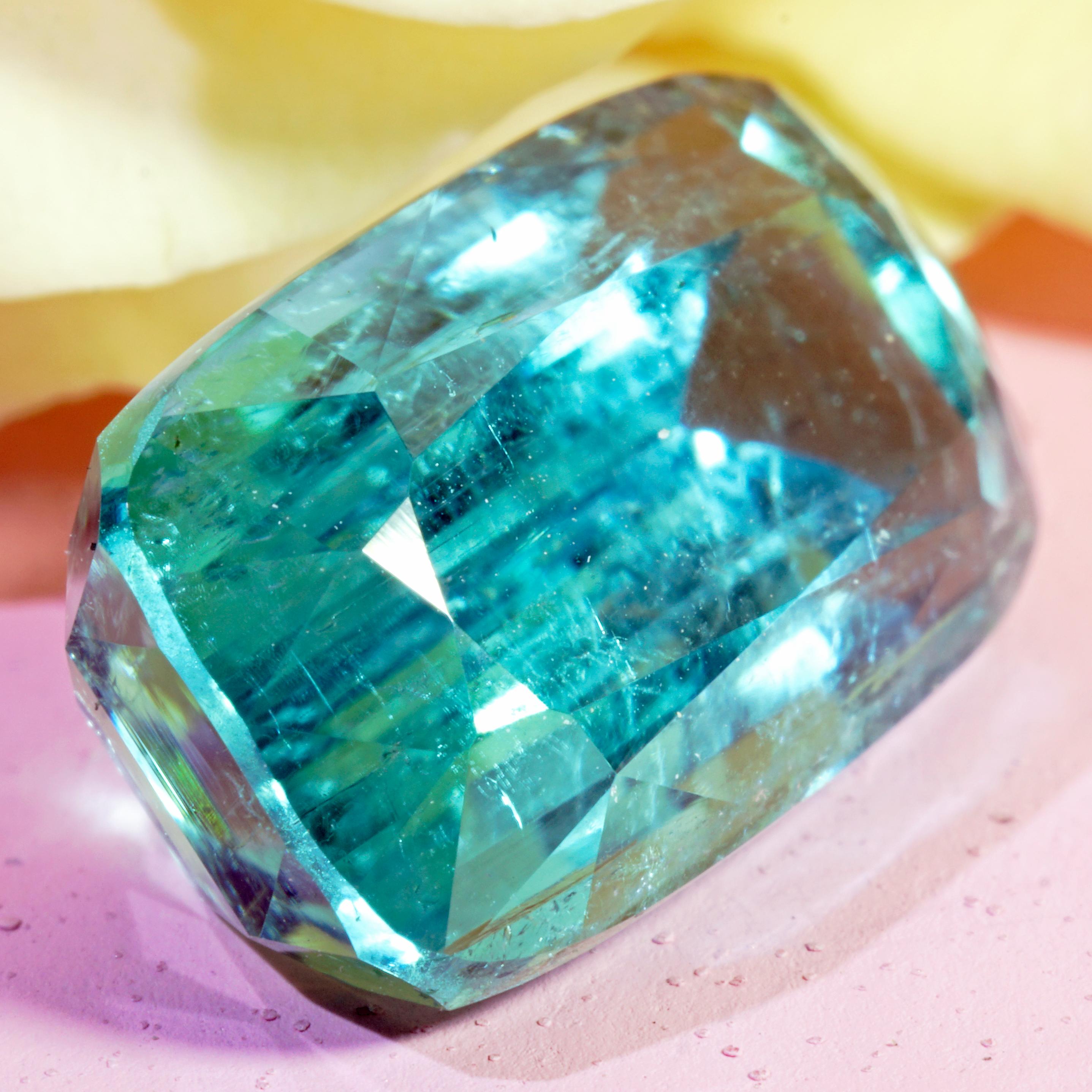 Anello con tormalina e diamanti in oro bianco 750 blu neon Tiffany Blue Afghanistan 8 ct in vendita 2