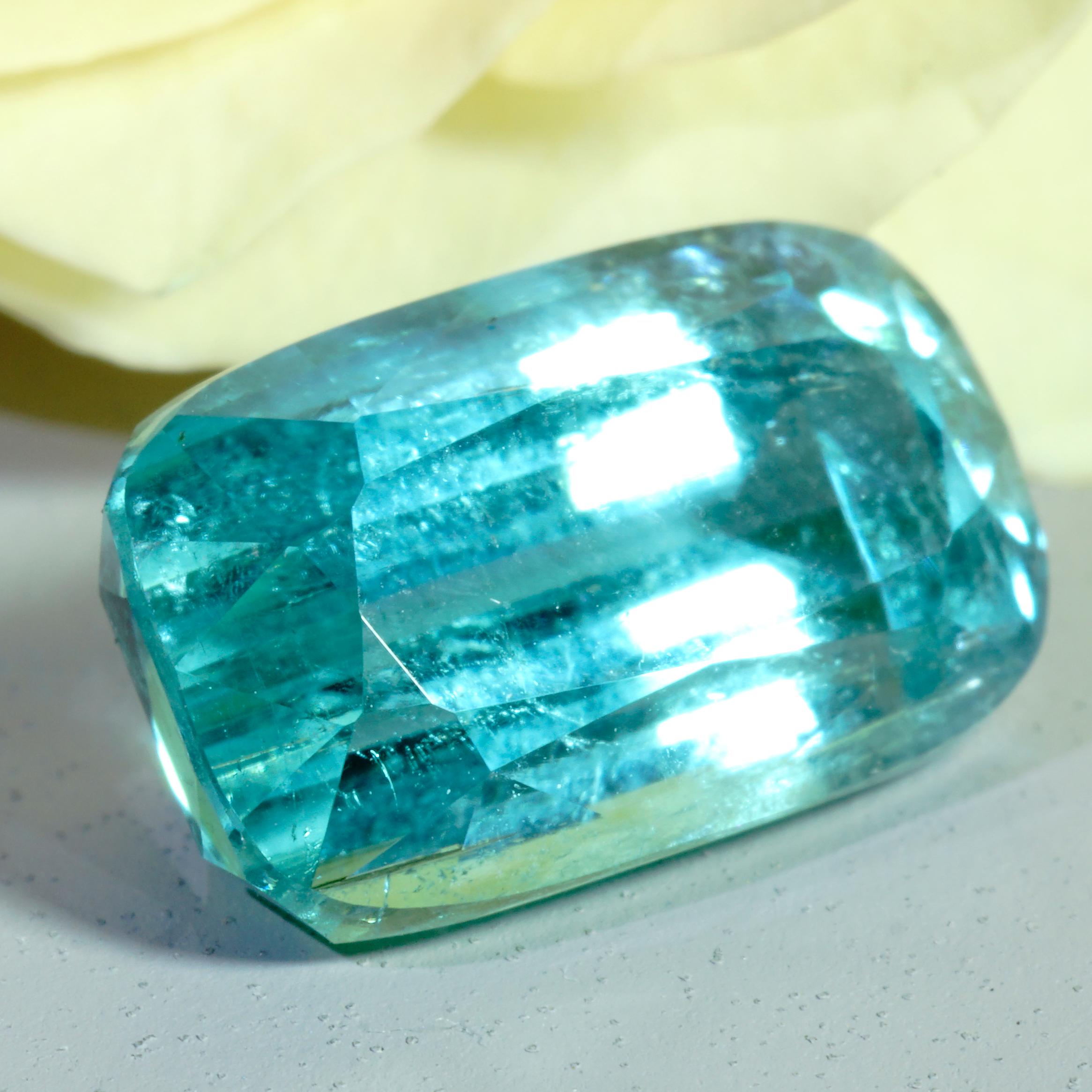Anello con tormalina e diamanti in oro bianco 750 blu neon Tiffany Blue Afghanistan 8 ct in vendita 3