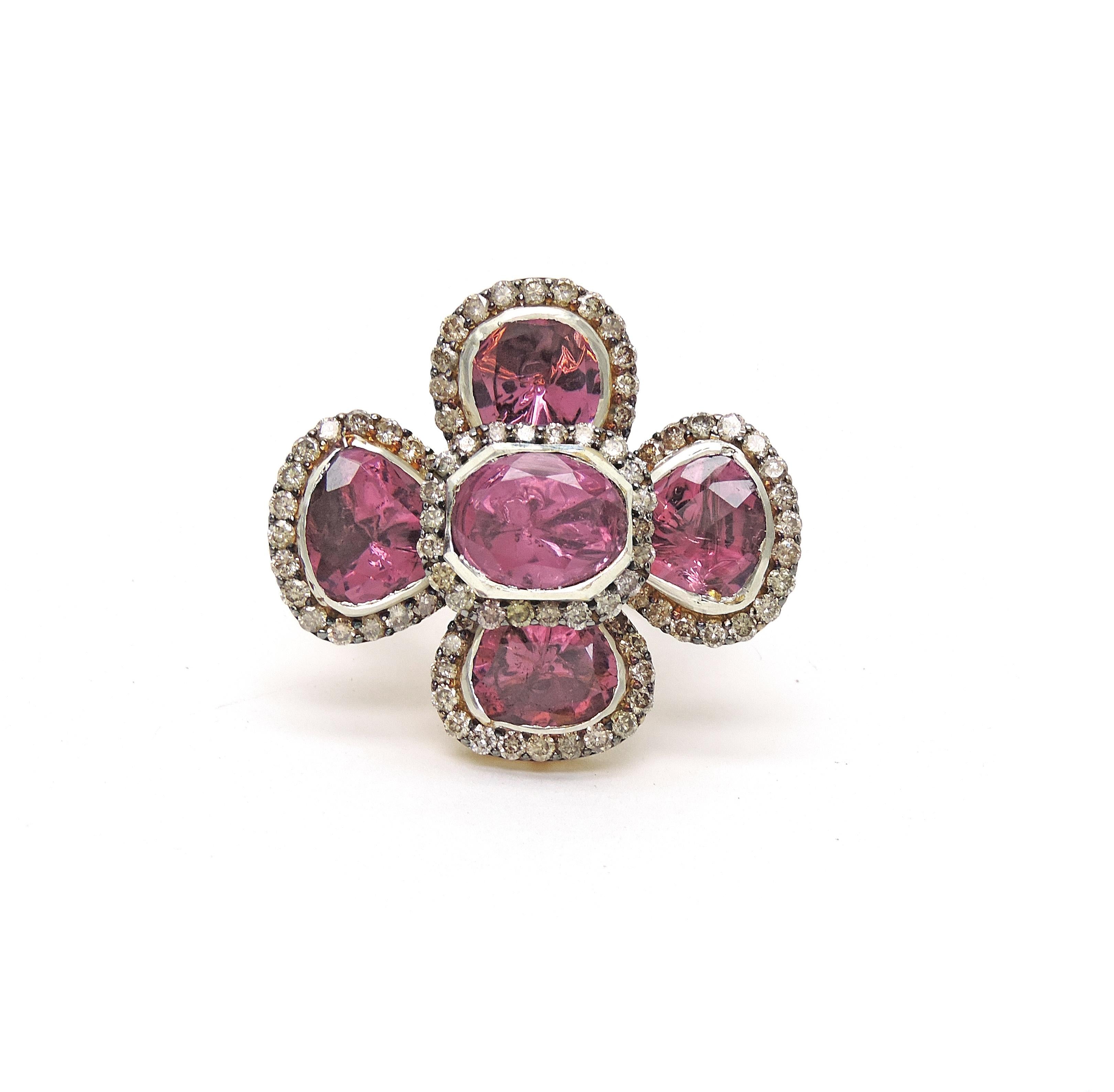 Bague en tourmaline et diamant Magnifique bague en tourmaline naturelle et diamant en argent et en or. Beaucoup plus beau en main que sur la photo. Superbement porté.

Poids brut 10.2 gms
Argent Poids 8,5
Diamant 2,6 carats
5 pierres de tourmaline -