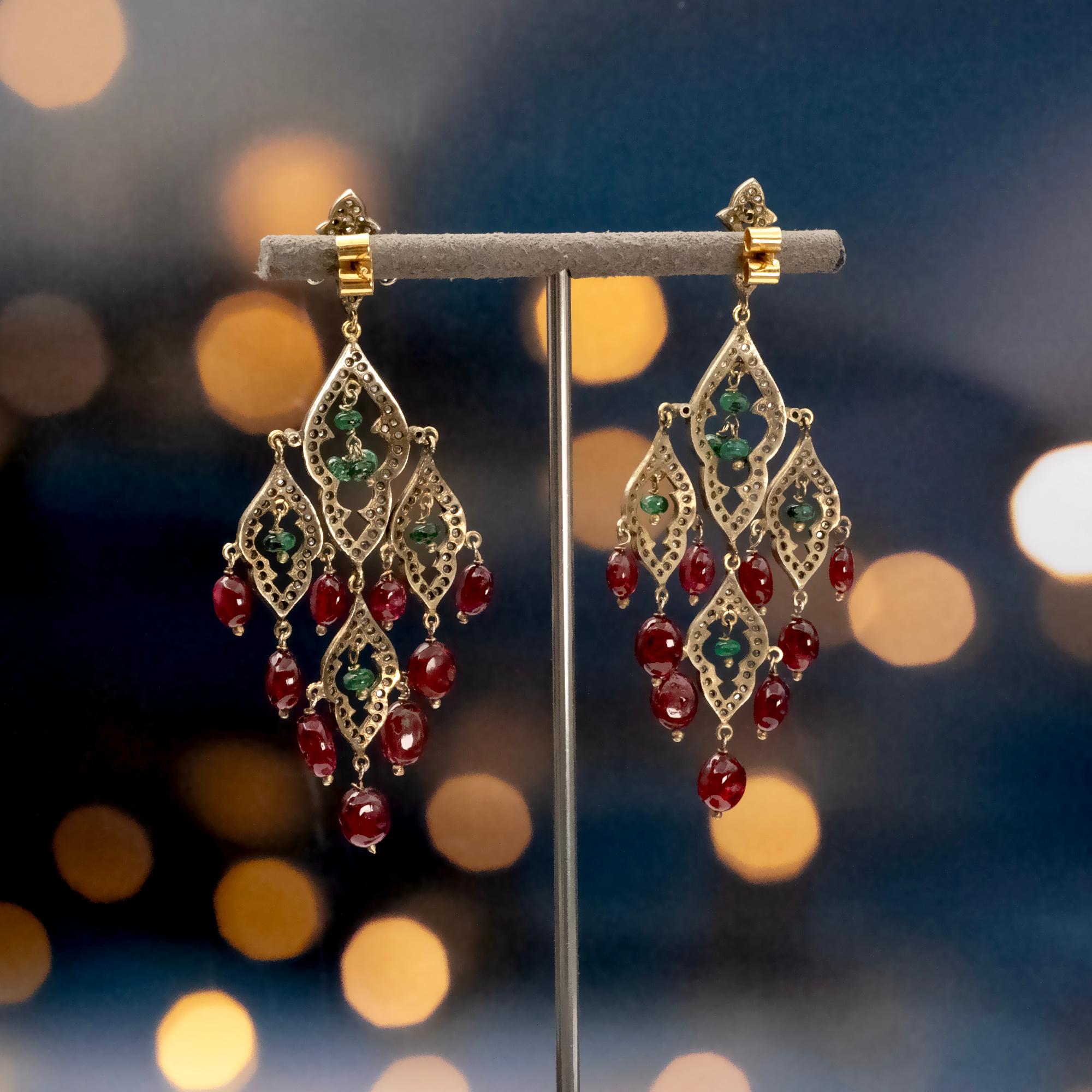 Grandes boucles d'oreilles en forme de chandelier. Argent surmonté d'or, diamants taillés en rose et tourmalines vertes et rouges. Ces boucles d'oreilles d'inspiration indienne se balanceront élégamment au gré de vos mouvements .