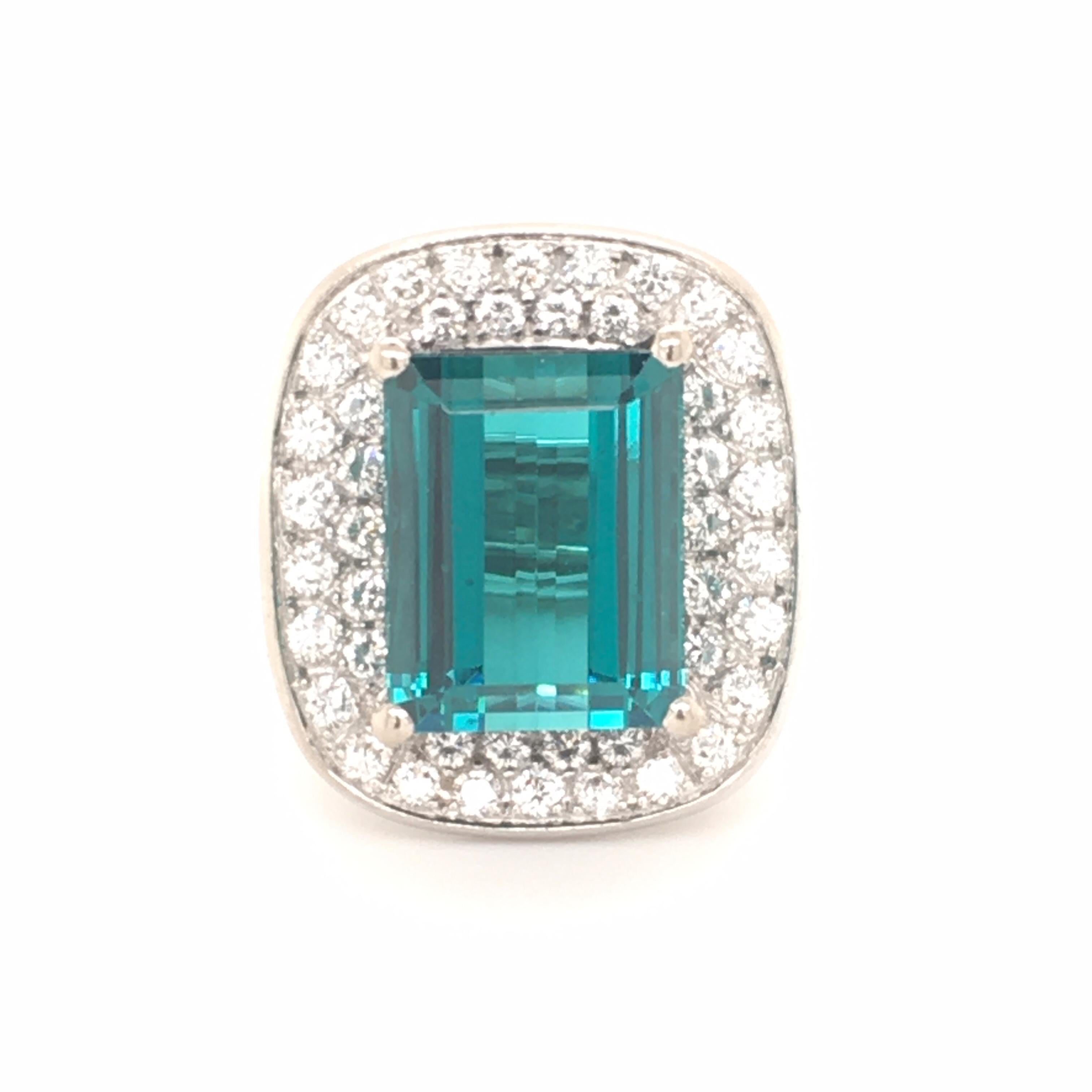 Une bague cocktail en or blanc 14K tout simplement stupéfiante, sertie d'une belle tourmaline bleue verdâtre d'environ 9 ct, dite indigolithe. En outre, 12 diamants taille brillant totalisant environ 1,20 ct de qualité G/H-vs.

Veuillez demander des