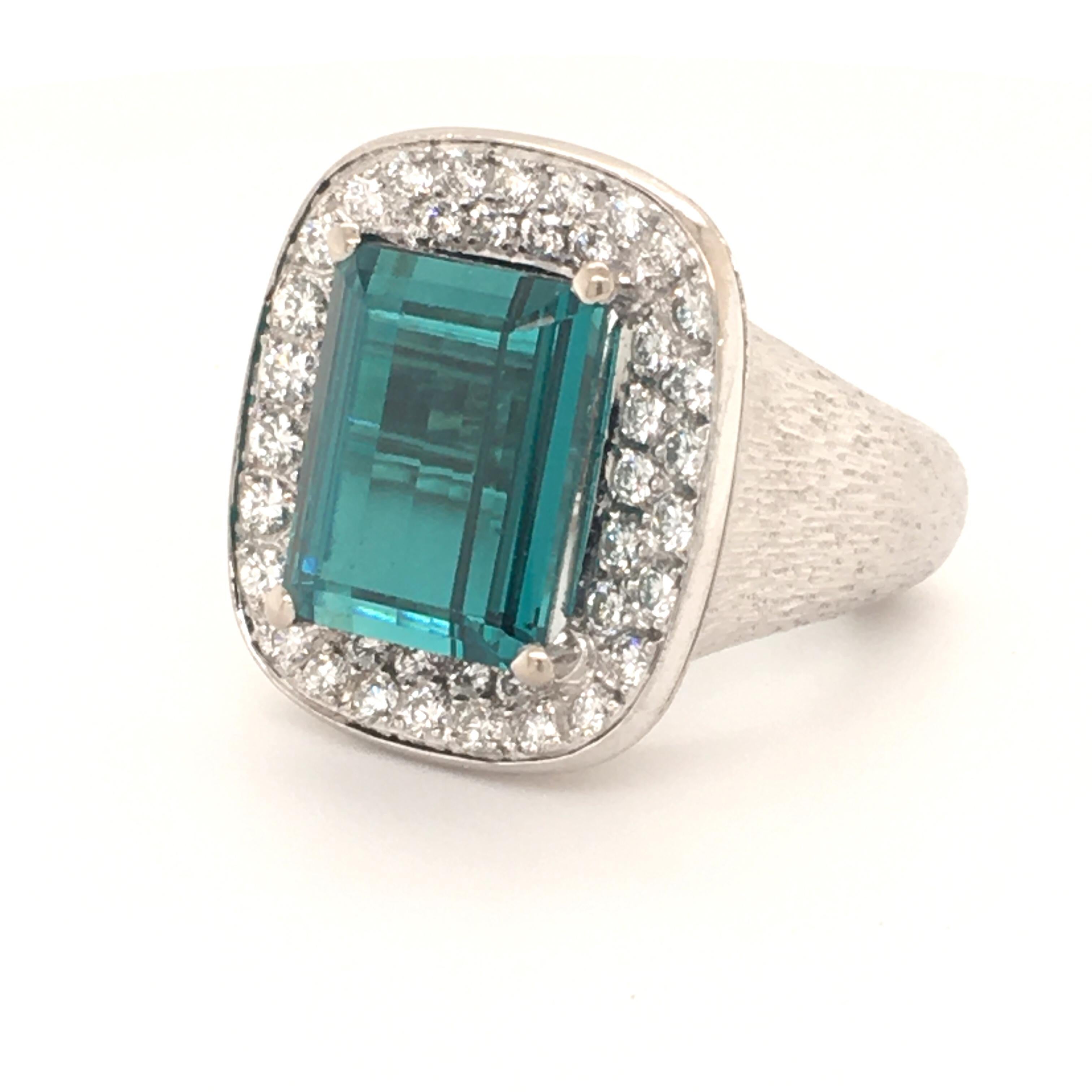 Contemporain Bague cocktail en or blanc avec tourmaline et diamants en vente