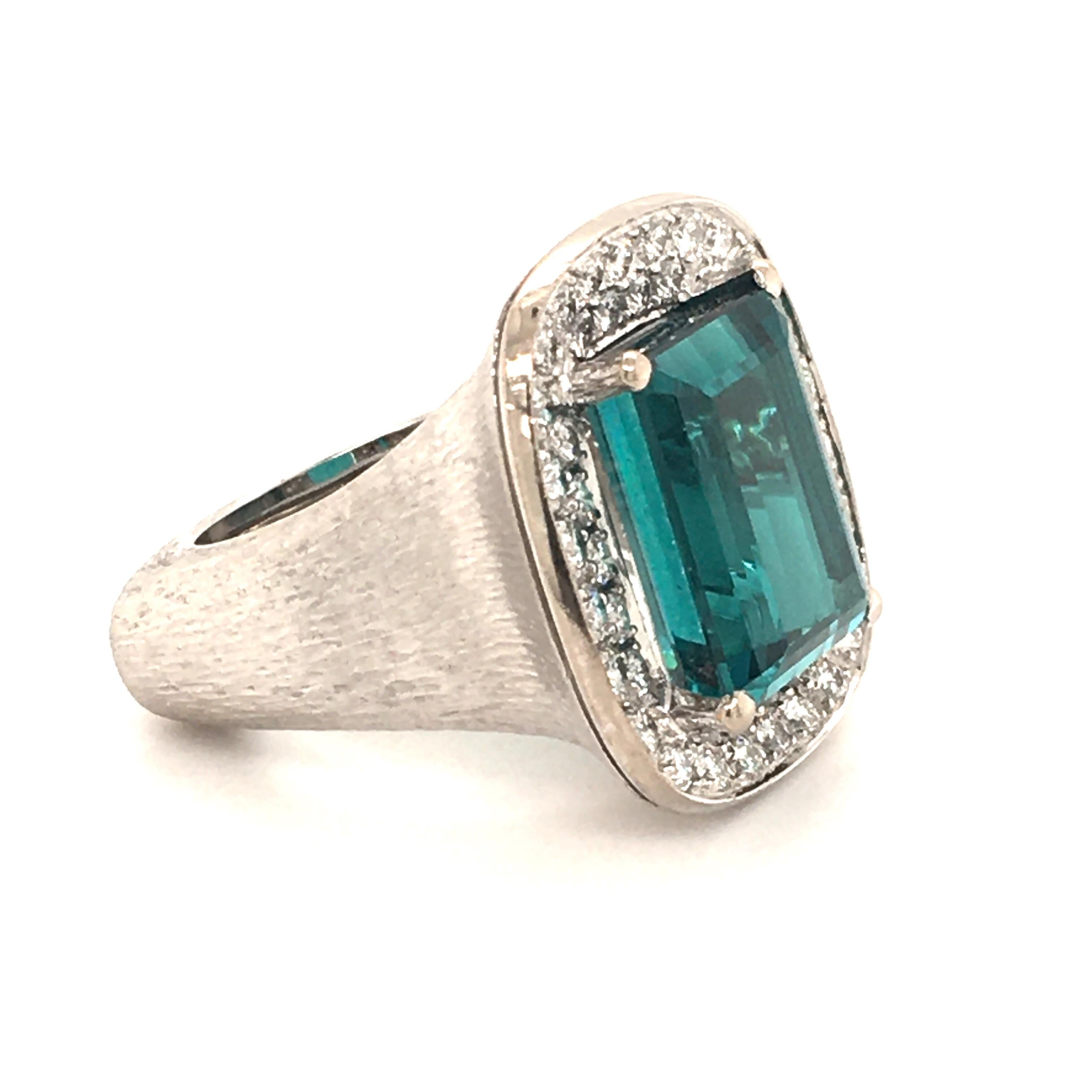 Taille émeraude Bague cocktail en or blanc avec tourmaline et diamants en vente