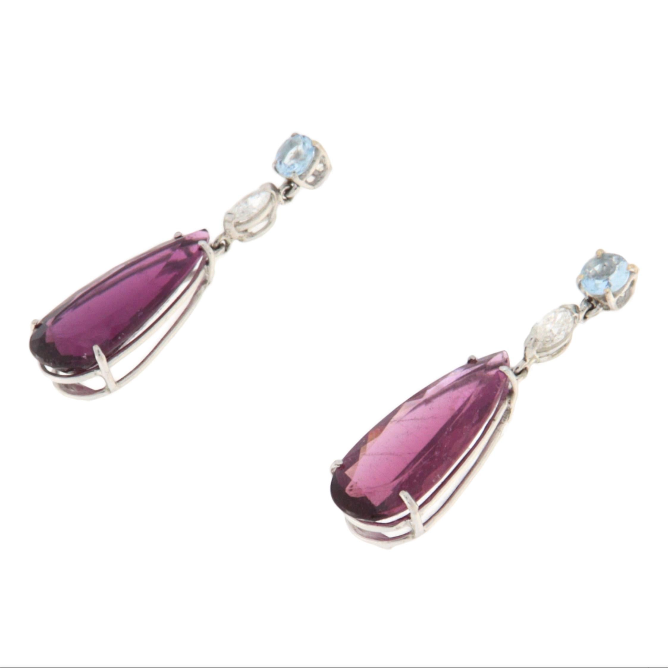 D'élégantes boucles d'oreilles en forme de goutte d'eau réalisées en or blanc 18 carats, parfaitement équilibrées entre sophistication et couleur. Cette paire de bijoux incarne l'excellence artisanale, associant des pierres précieuses soigneusement