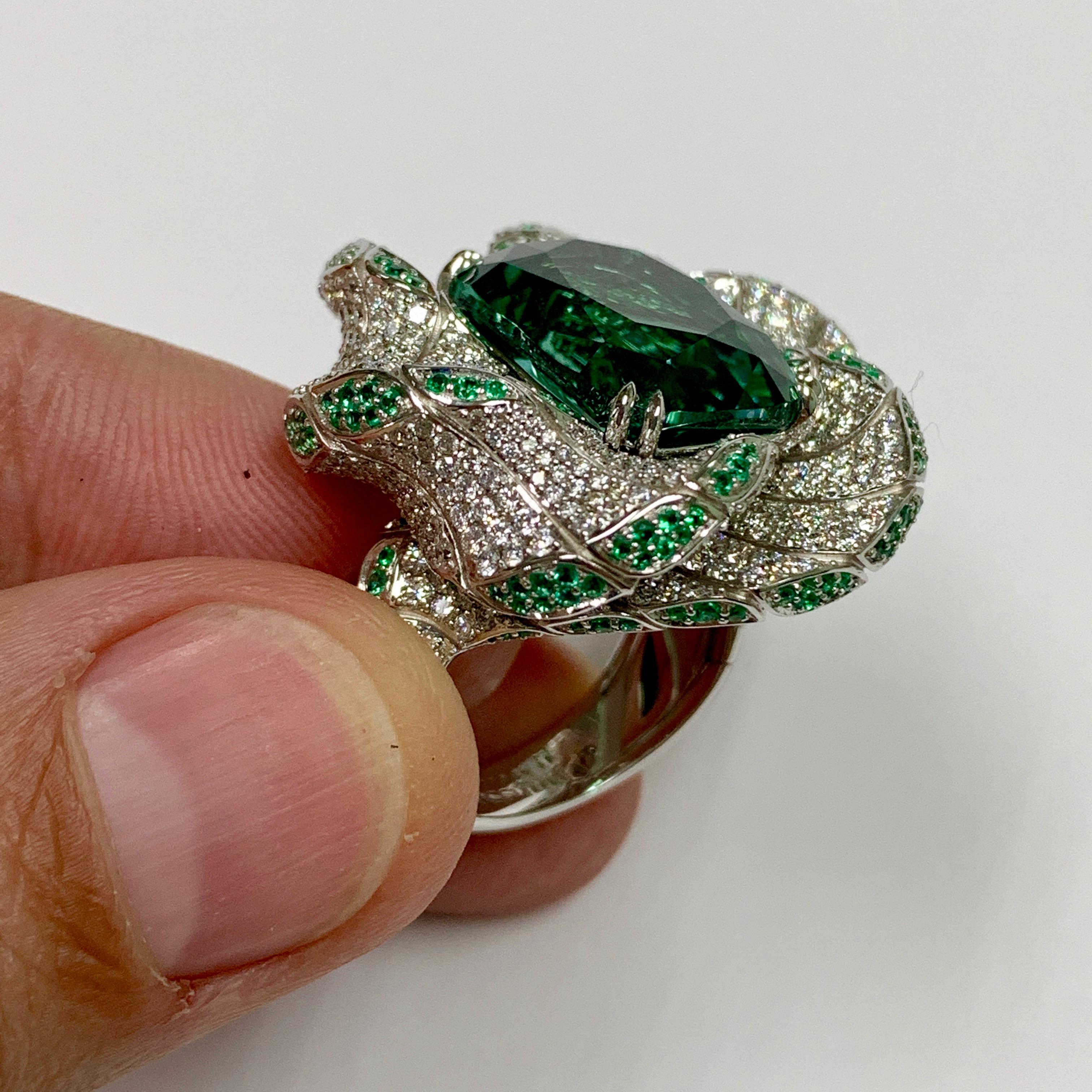 DNA-Ring aus 18 Karat Weißgold mit Turmalin, Diamanten und Smaragden im Zustand „Neu“ im Angebot in Bangkok, TH